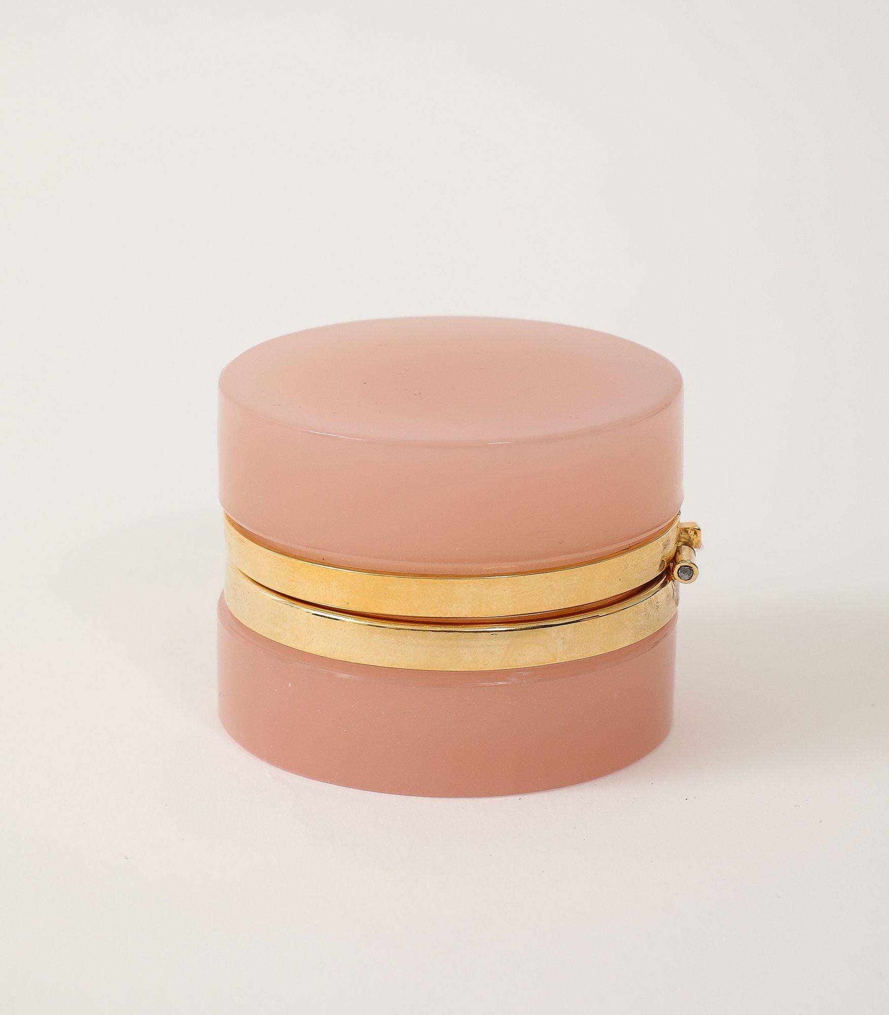 Mini scatola opalina rotonda rosa francese con montatura in ottone lucido, inizio XX secolo. In condizioni buone in vendita a South Salem, NY
