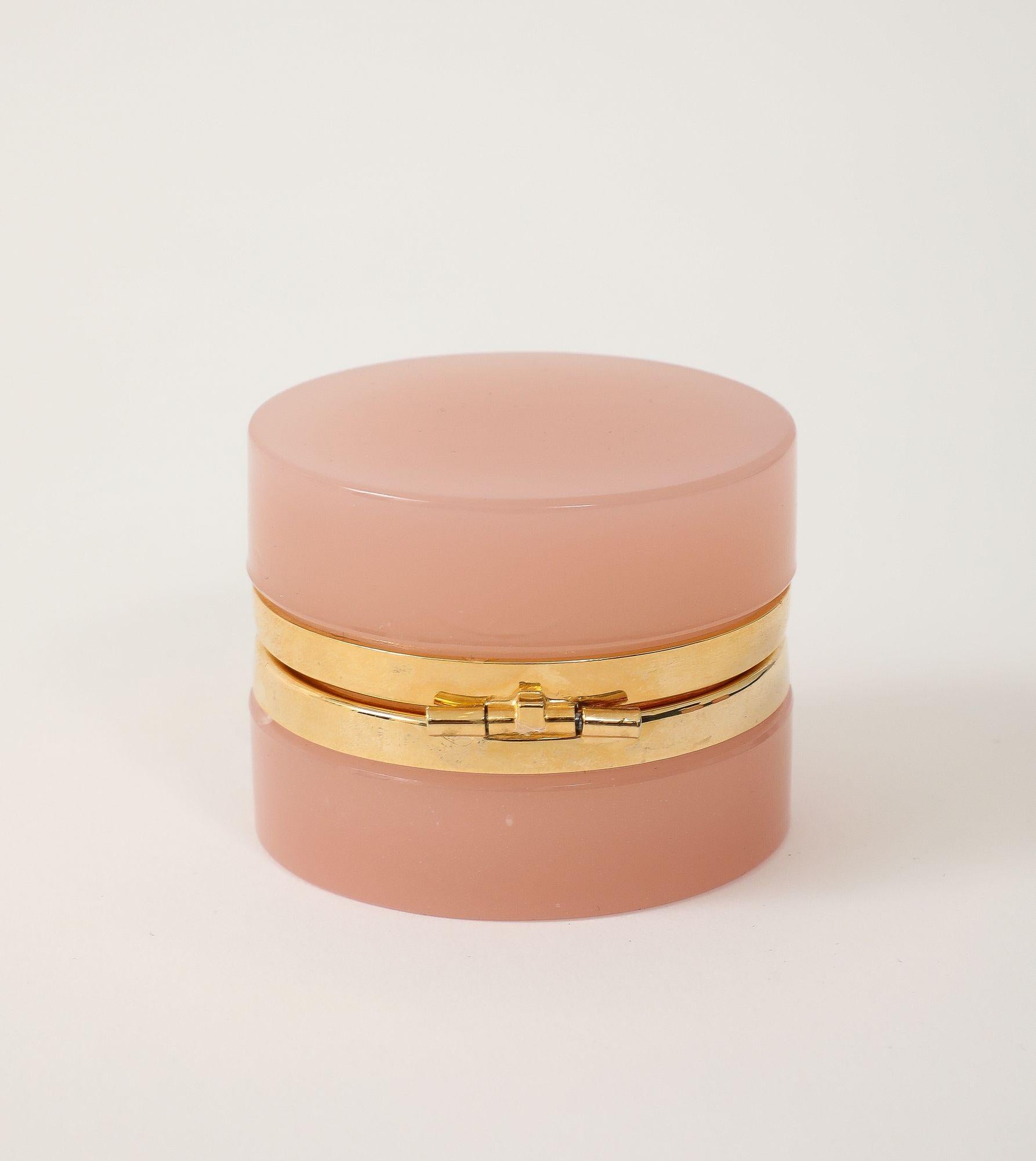 Vetro opalino Mini scatola opalina rotonda rosa francese con montatura in ottone lucido, inizio XX secolo. in vendita