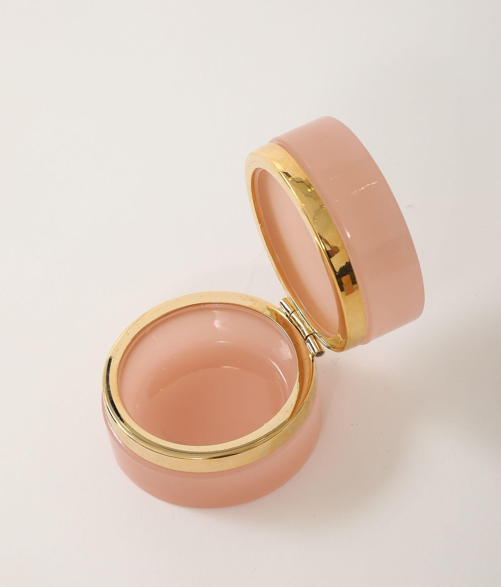 Mini scatola opalina rotonda rosa francese con montatura in ottone lucido, inizio XX secolo. in vendita 2