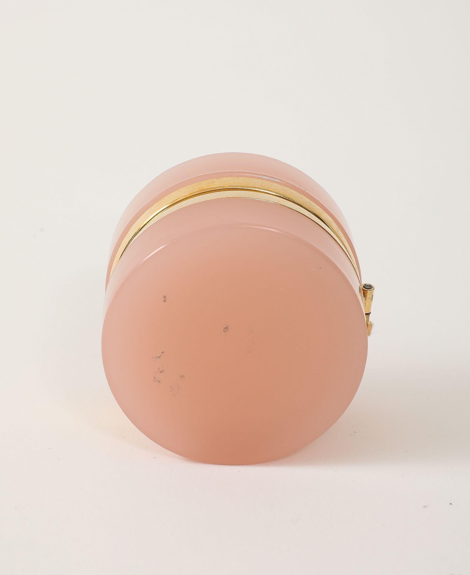 Mini scatola opalina rotonda rosa francese con montatura in ottone lucido, inizio XX secolo. in vendita 3