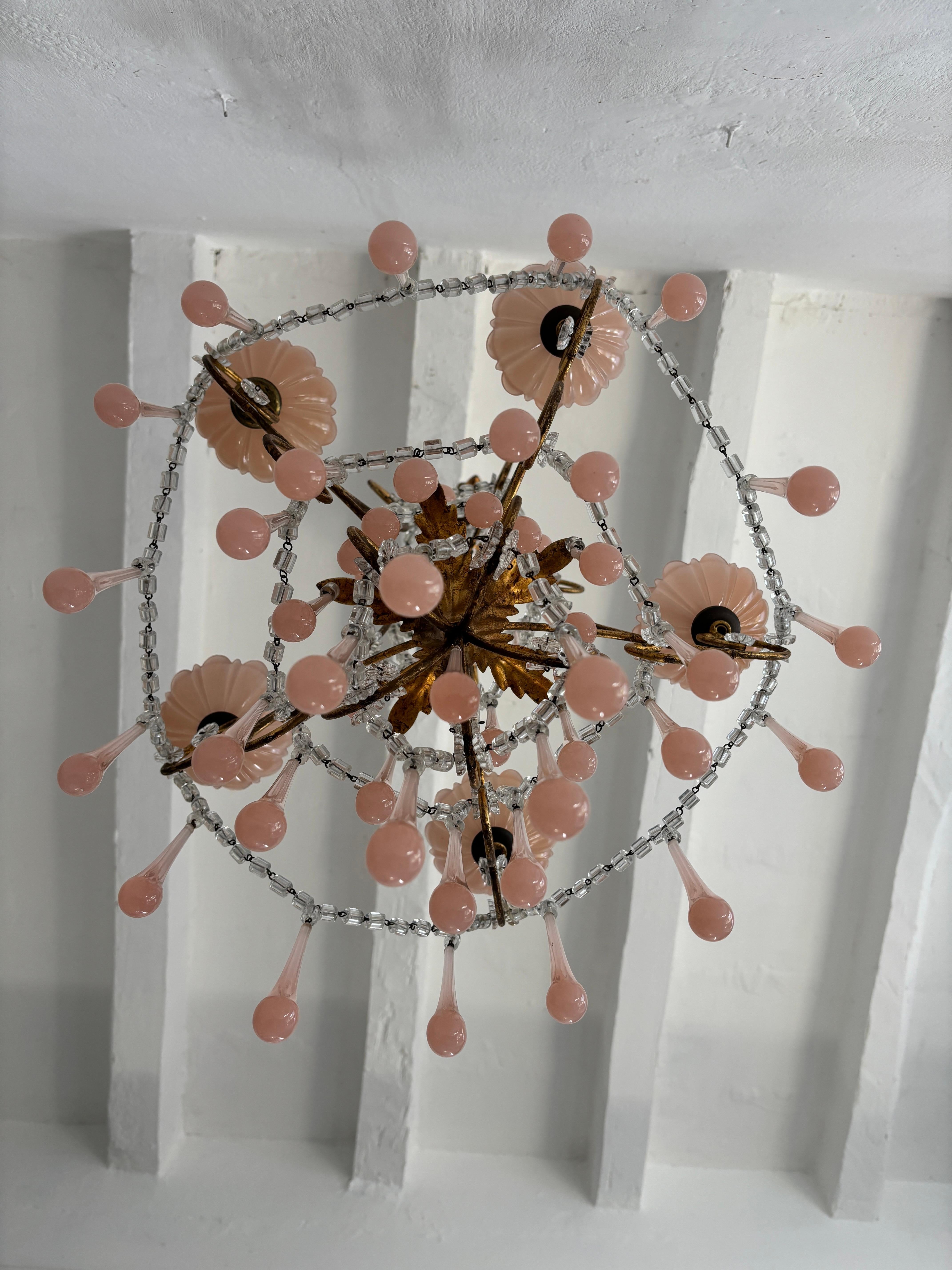   Ospita 5 luci, collocate in bobeches opaline rosa. Sarà ricablato con prese certificate UL per gli Stati Uniti e prese appropriate per tutti gli altri paesi e sarà pronto per essere appeso. Sciabolate di perline di cristallo e gocce di Murano