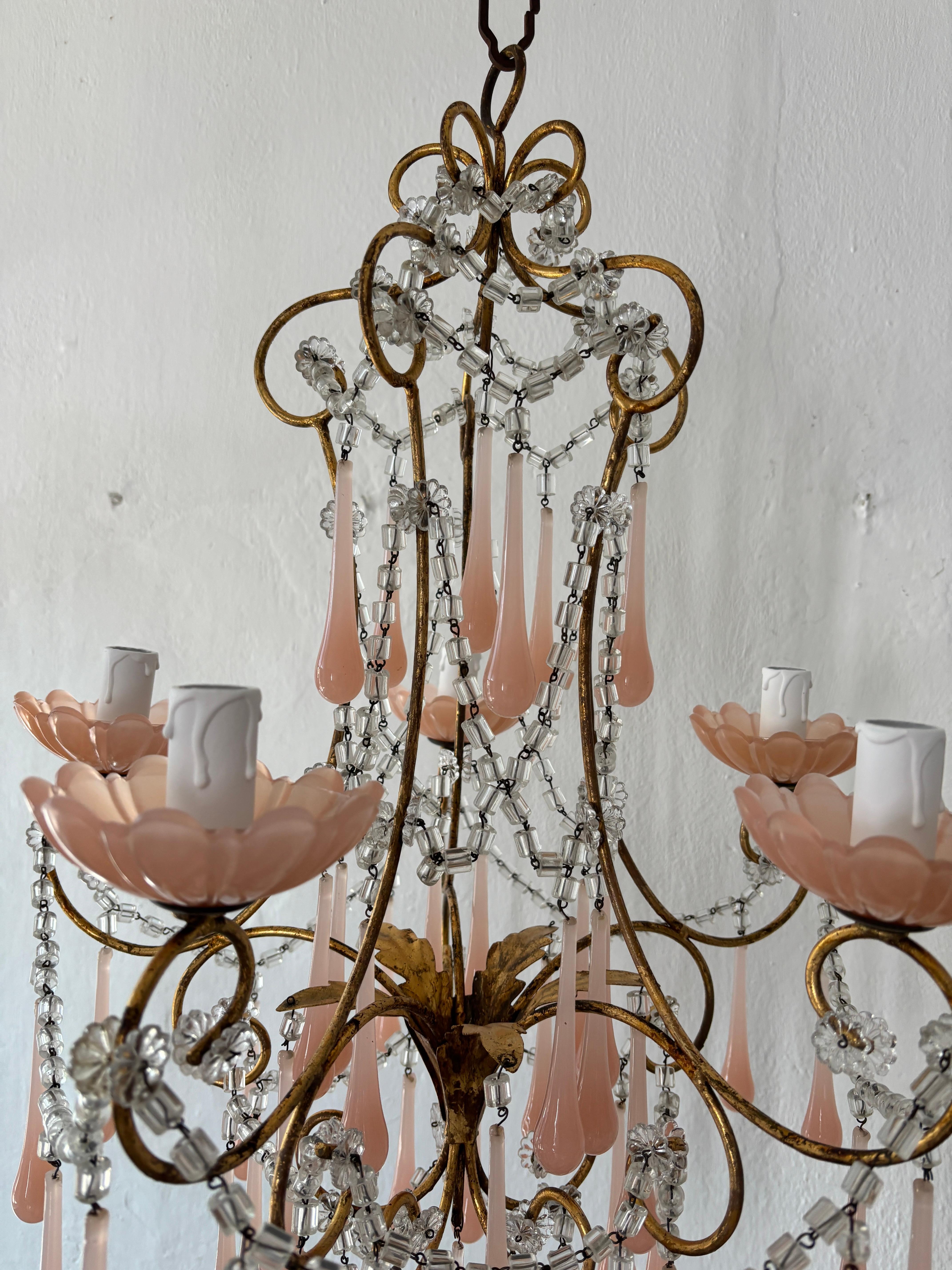 Francese Lampadario a bracci di cristallo French Opaline Bobeches & Murano Drops Elegant in vendita