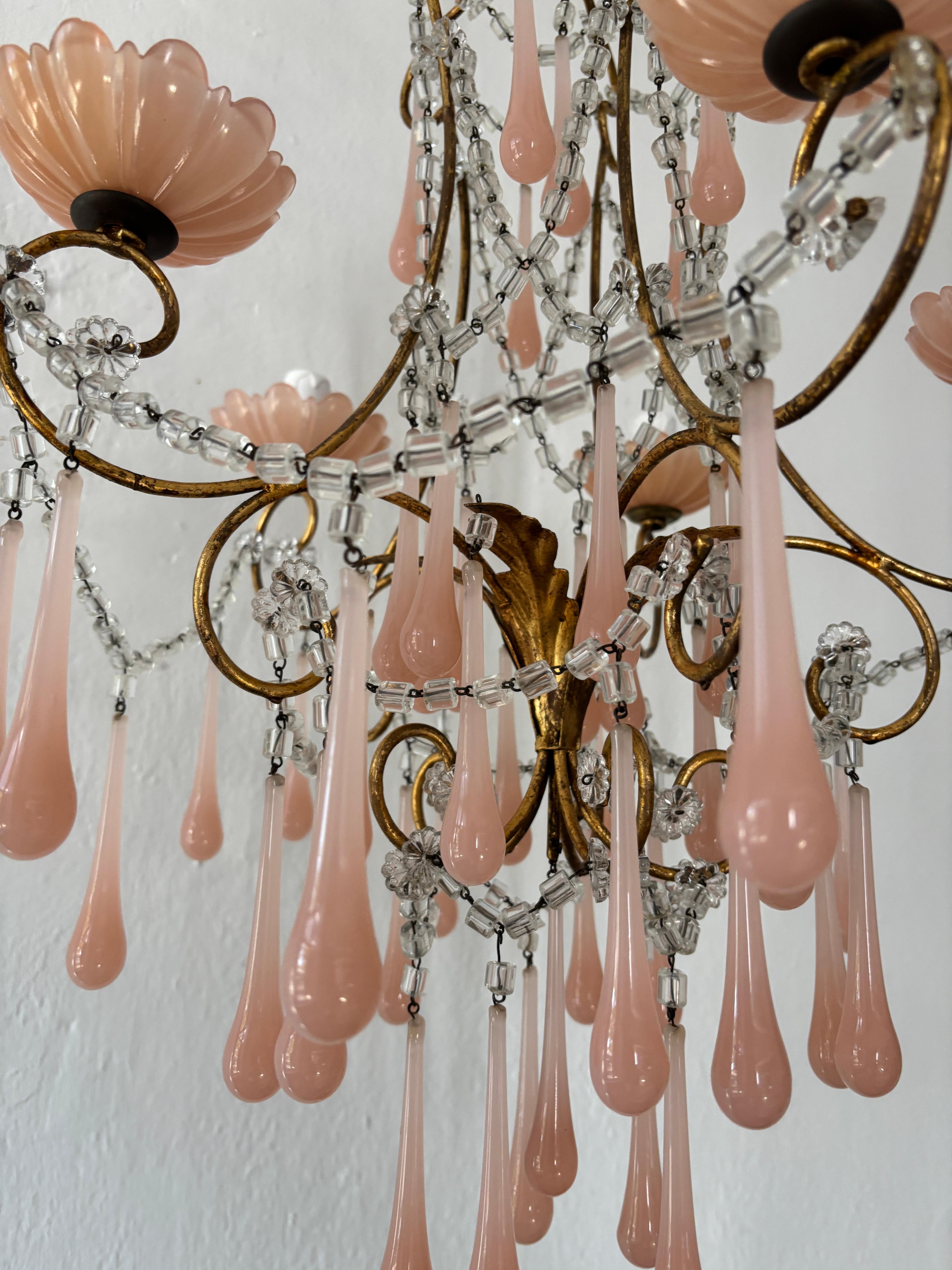 Metà XX secolo Lampadario a bracci di cristallo French Opaline Bobeches & Murano Drops Elegant in vendita
