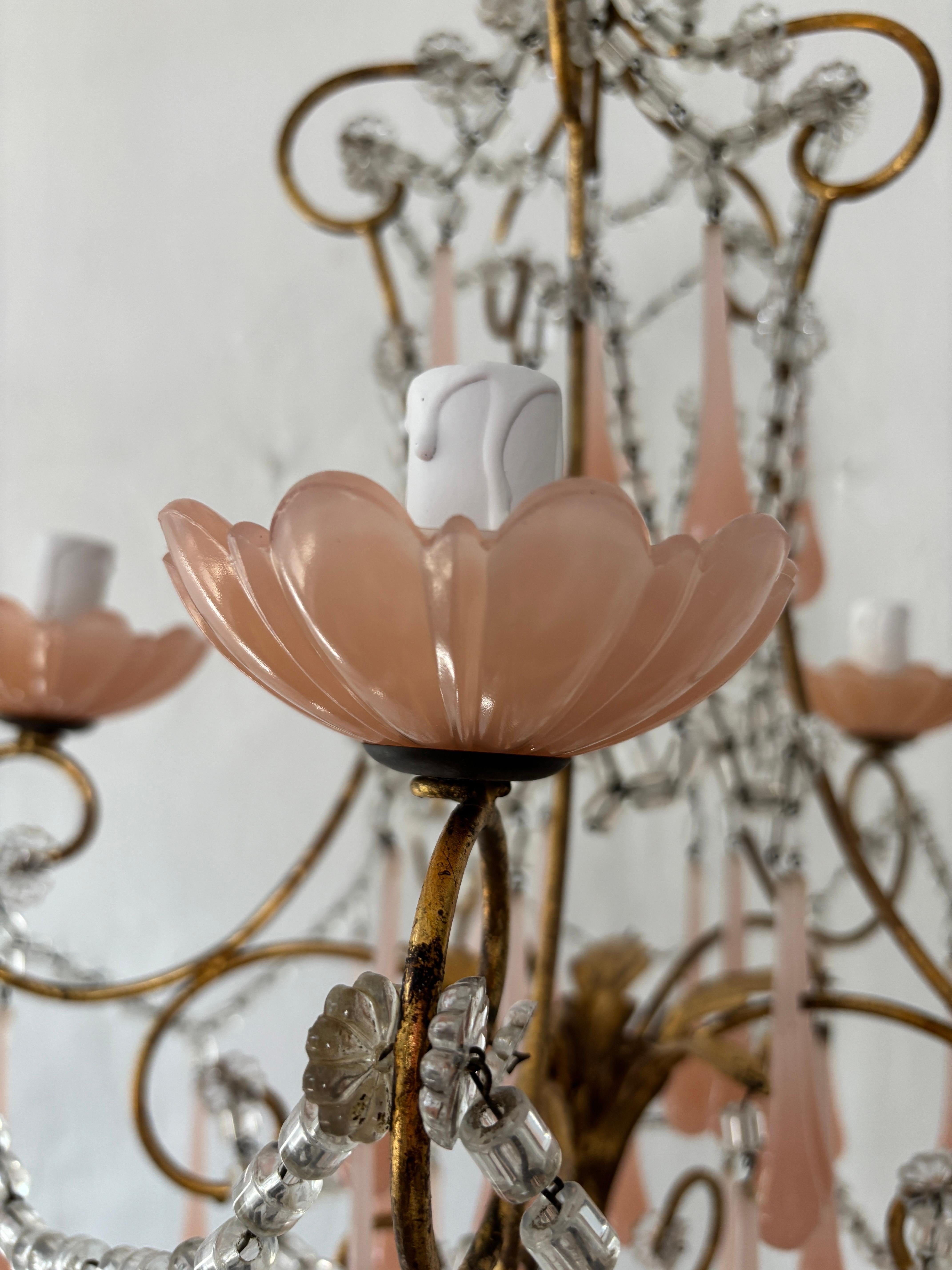 Vetro di Murano Lampadario a bracci di cristallo French Opaline Bobeches & Murano Drops Elegant in vendita