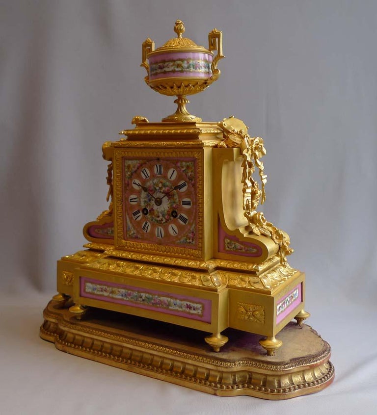 French Pink Porcelain and Ormolu Mantel Clock In Good Condition For Sale In London, GB
