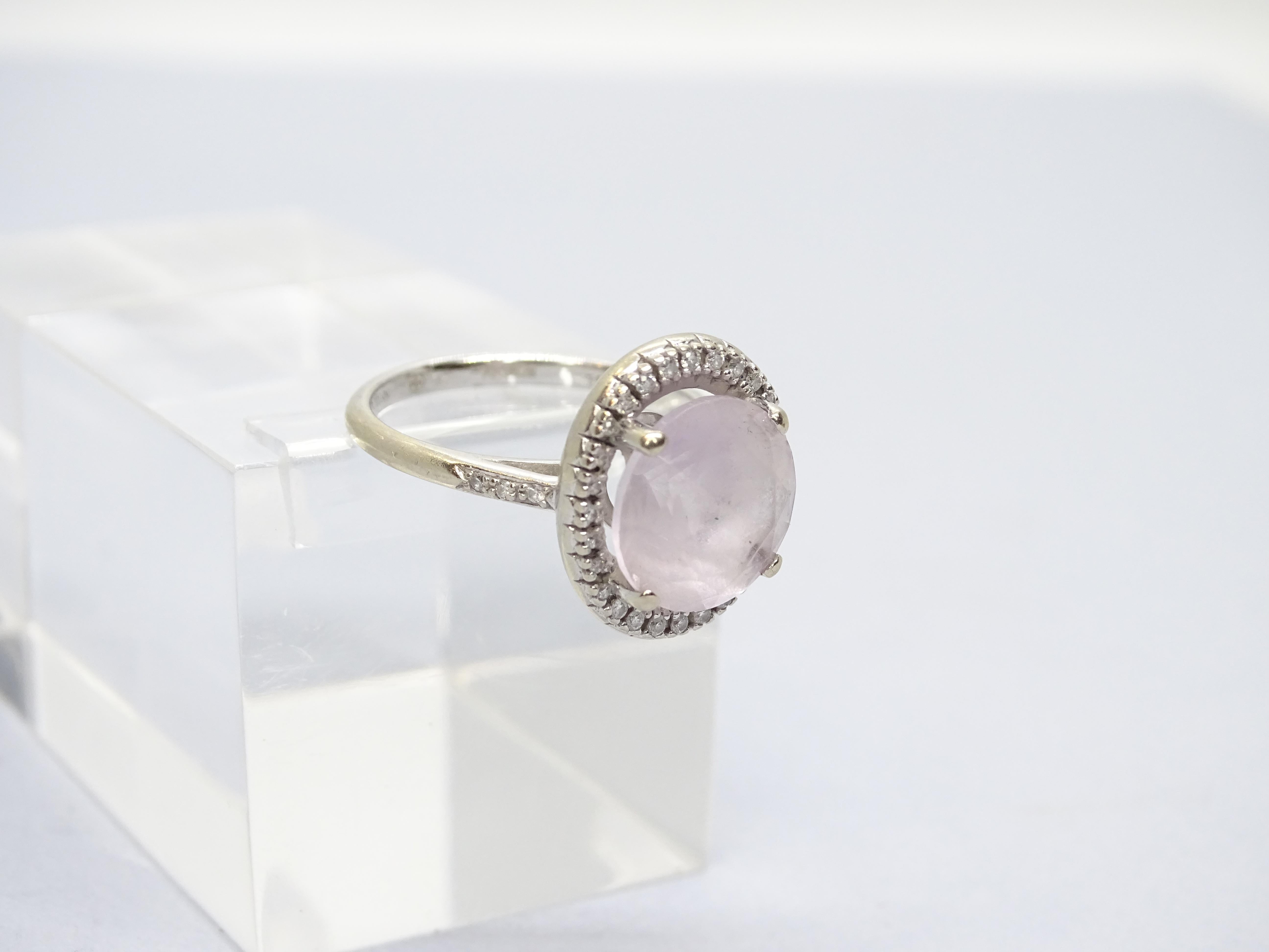 Exceptional 18K white gold ring with a large brilliant-cut central pink amethyst as the protagonist, set in claws. In the halo, slightly oval in shape, there are 28 small diamonds, also brilliant cut and set in claws that make the main stone stand