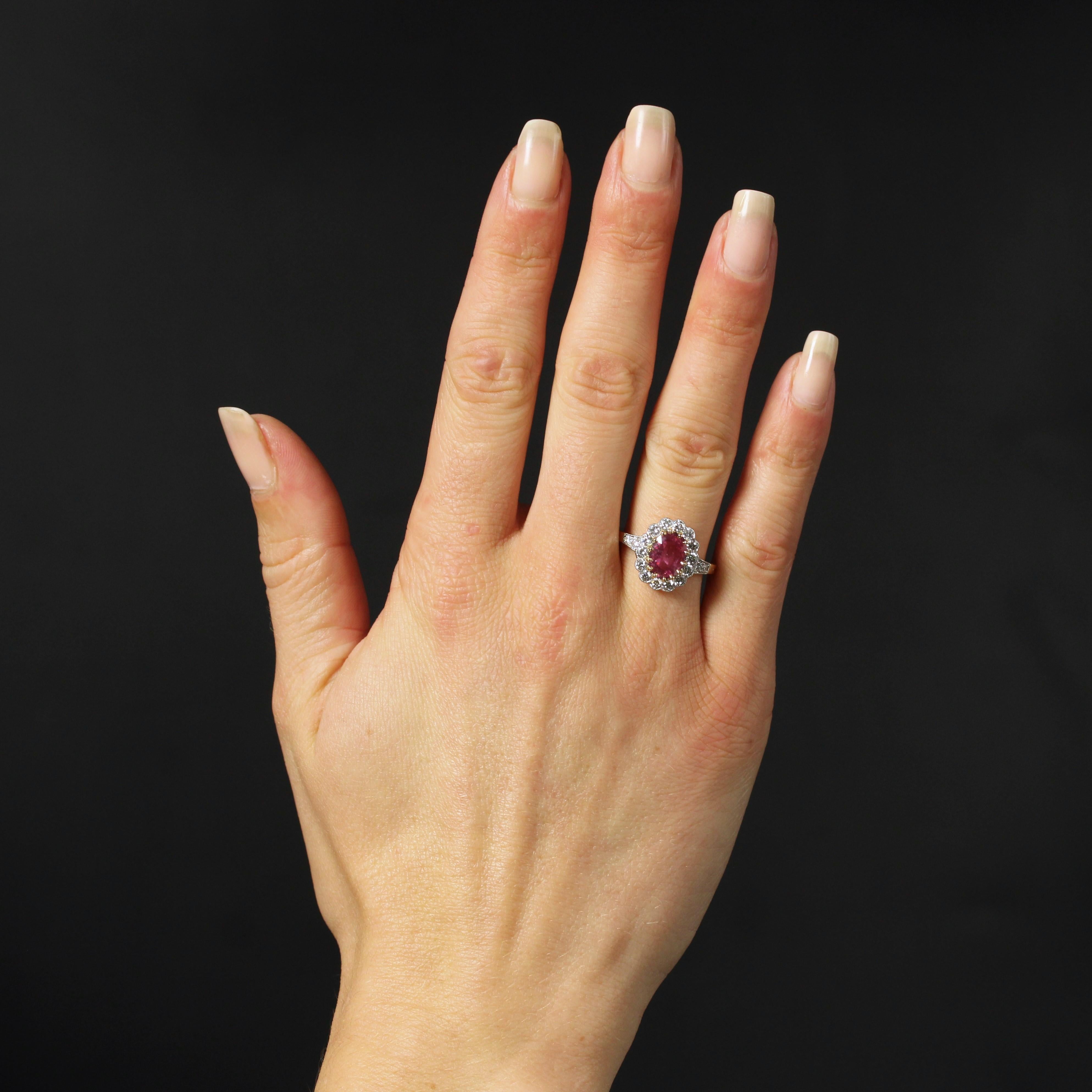 Bague en or jaune 18 carats, poinçon tête d'aigle, et en platine, poinçon tête de chien.
Bague marguerite féminine, sa monture forme une fleur dont le cœur est orné d'un saphir rose ovale retenu par des griffes. Les pétales sont sertis de diamants