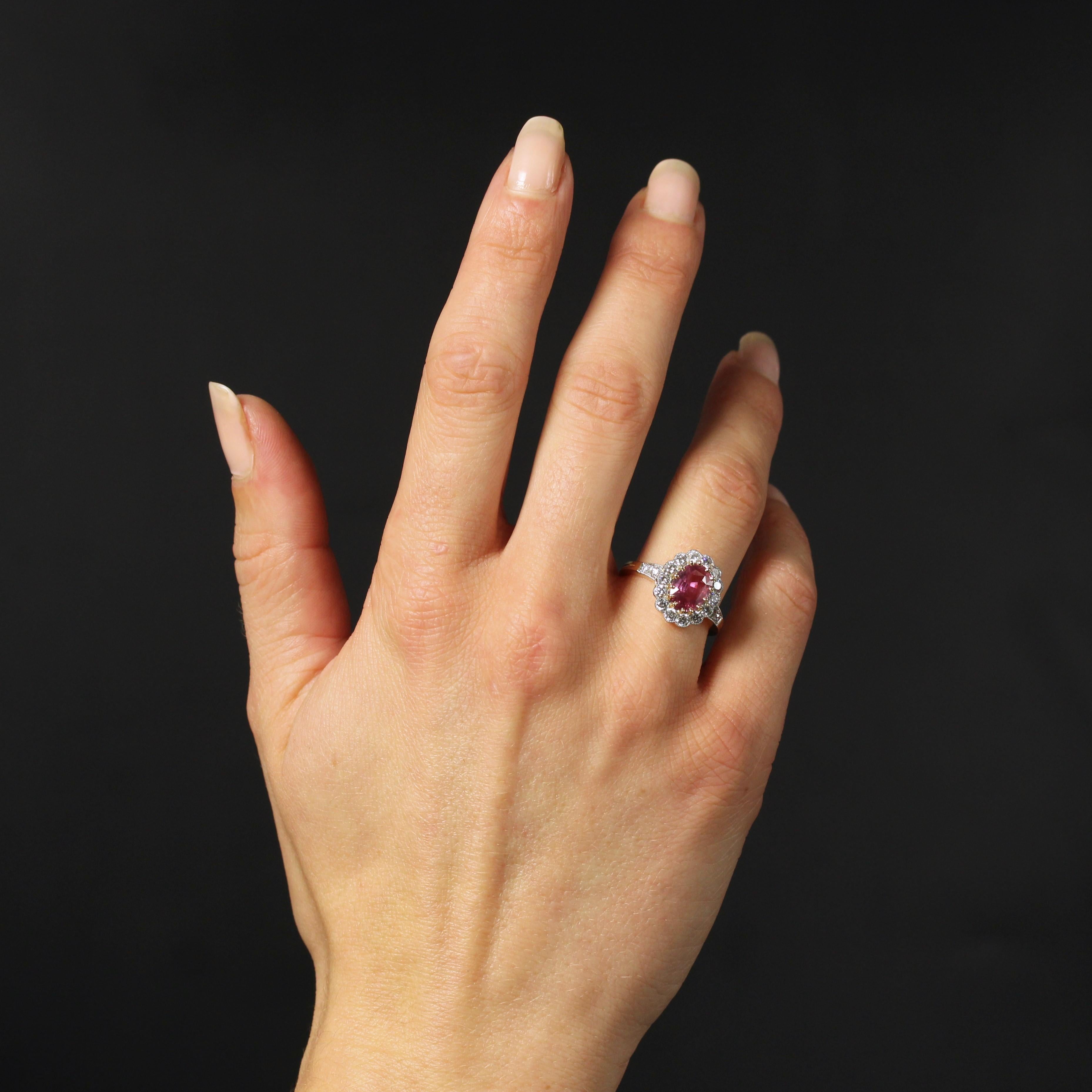 Taille ovale Bague marguerite française en or jaune 18 carats, saphir rose et diamants en vente