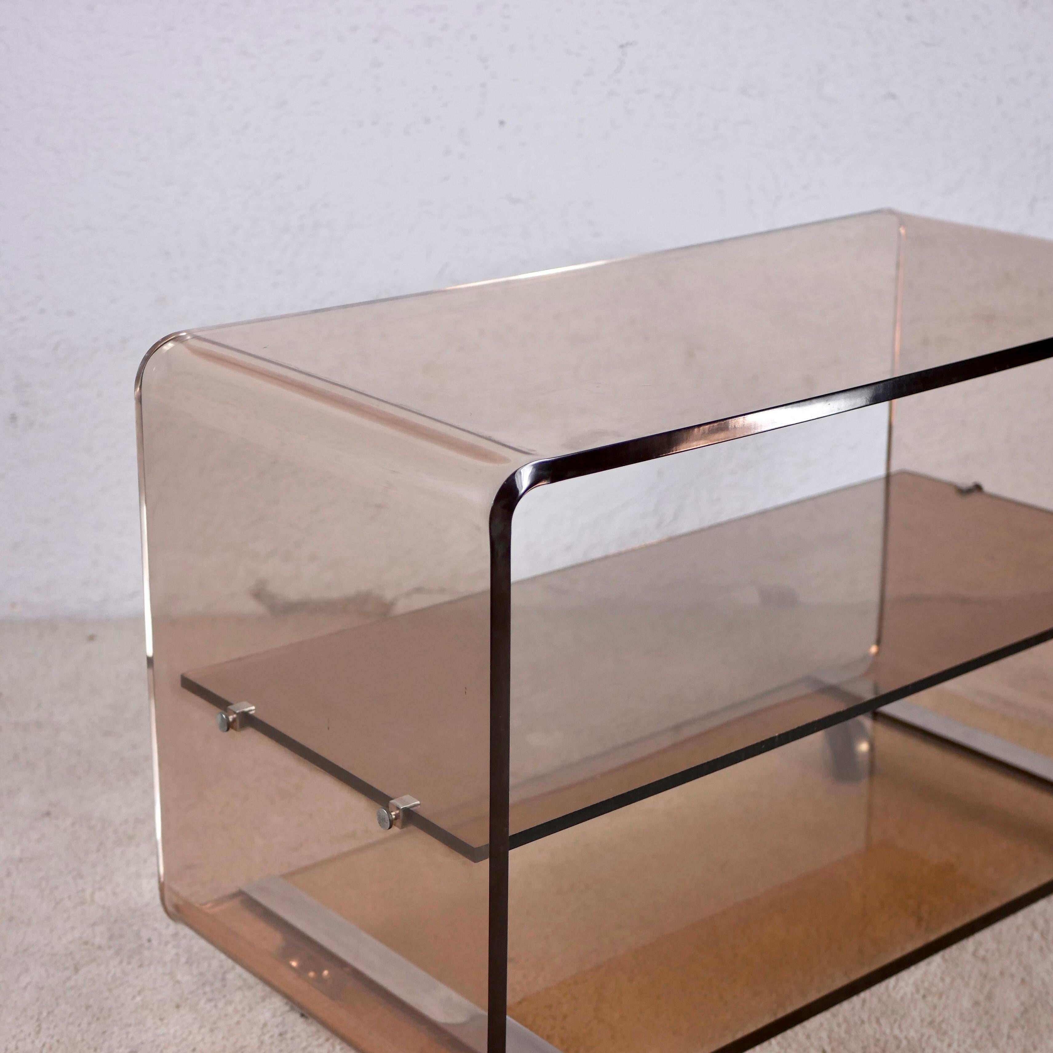 Table d'appoint en plexiglas rose fumé de Michel Dumas pour Roche Bobois, 1970 5