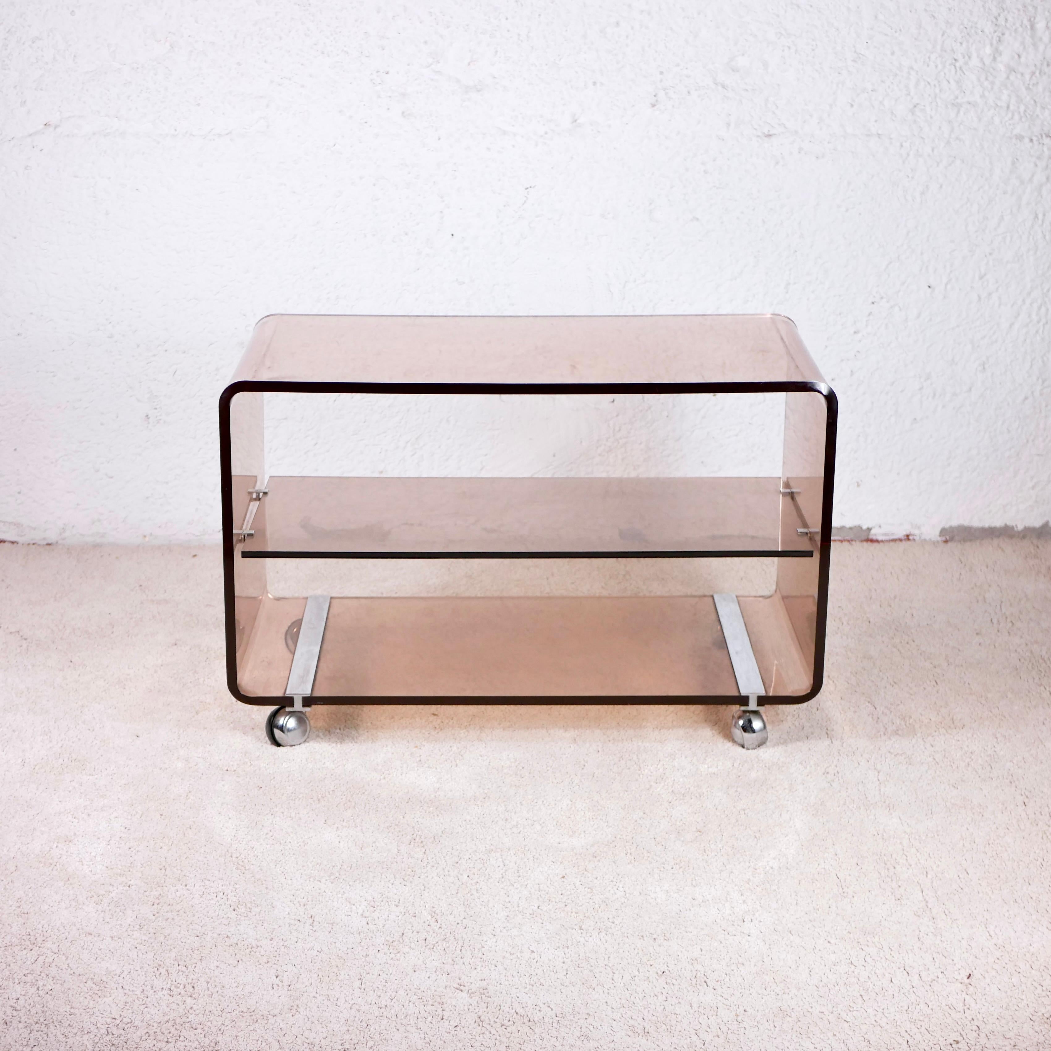 Jolie table d'appoint, table de chevet ou table TV par Michel Dumas pour Roche Bobois, fabriquée dans les années 1970 en France.
Plexiglas épais et solide, avec une belle teinte rose fumée. Avec des roues pour le déplacer.
Un classique du mobilier
