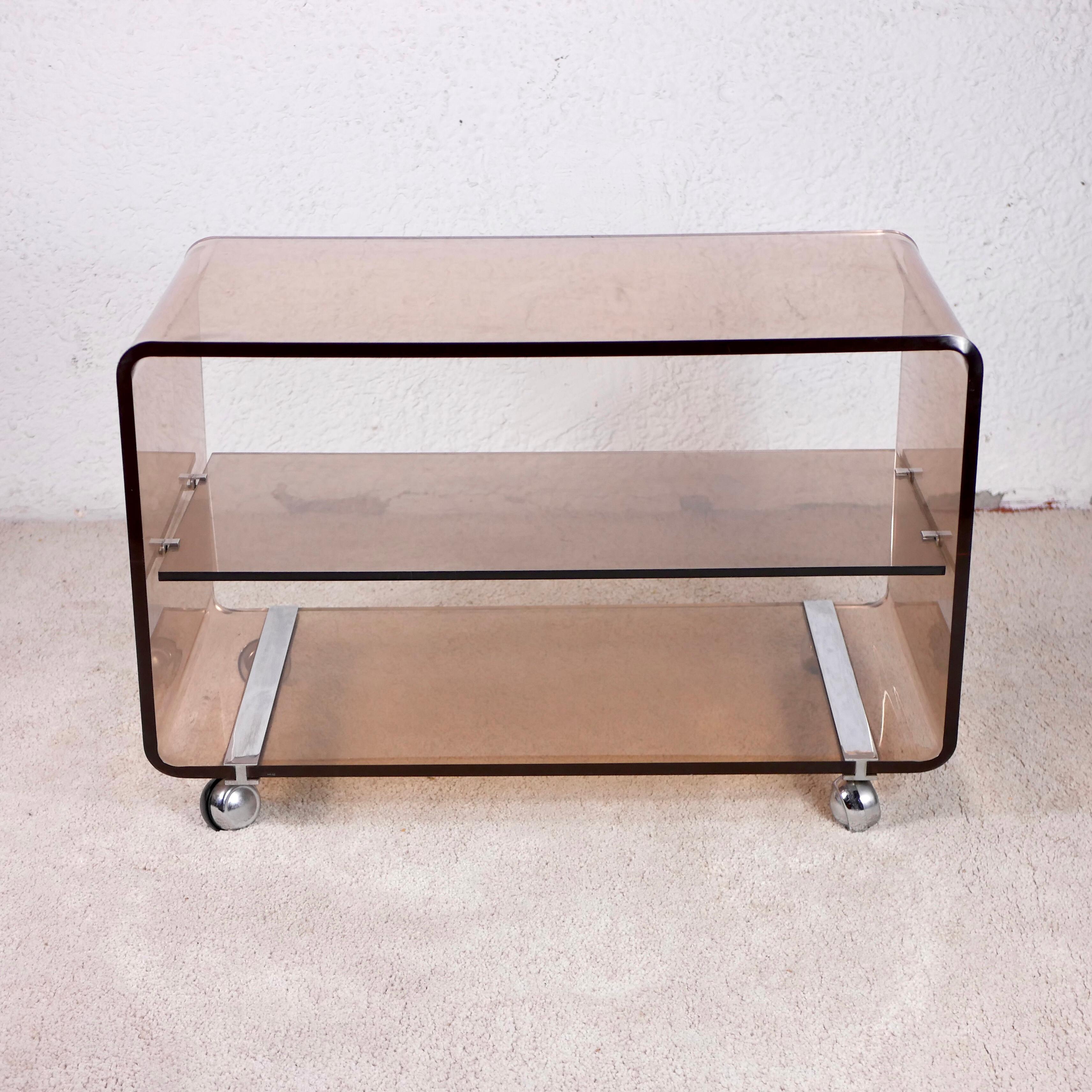 Table d'appoint en plexiglas rose fumé de Michel Dumas pour Roche Bobois, 1970 Bon état à Lyon, FR