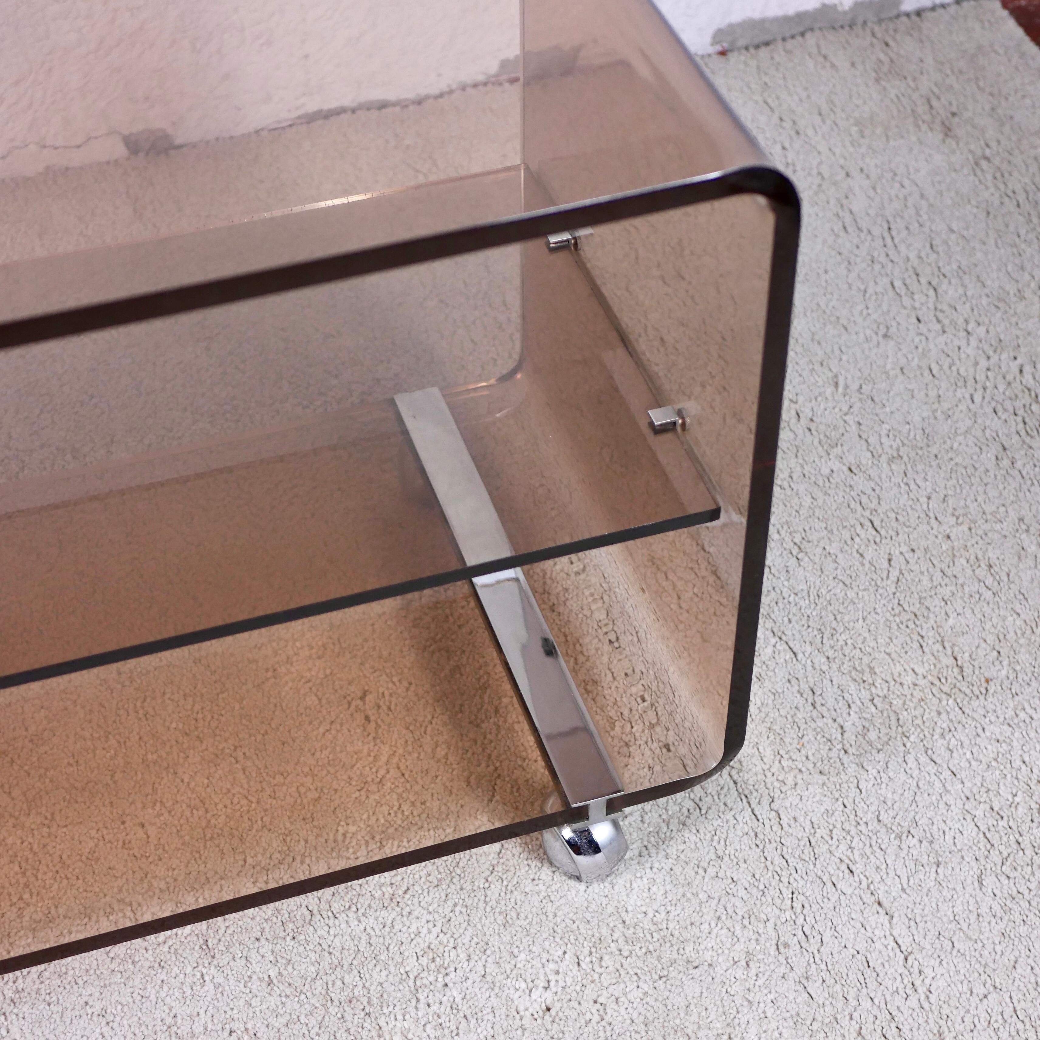 Métal Table d'appoint en plexiglas rose fumé de Michel Dumas pour Roche Bobois, 1970