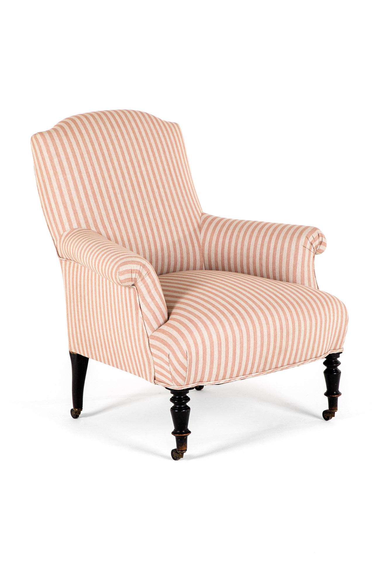 Sillón francés Napoleón III del siglo XIX, de respaldo curvo, con respaldo alto y asiento ancho y generoso.

El armazón de haya se eleva sobre patas delanteras torneadas con ruedas y patas traseras rectas.

El sillón se ha restaurado por completo y