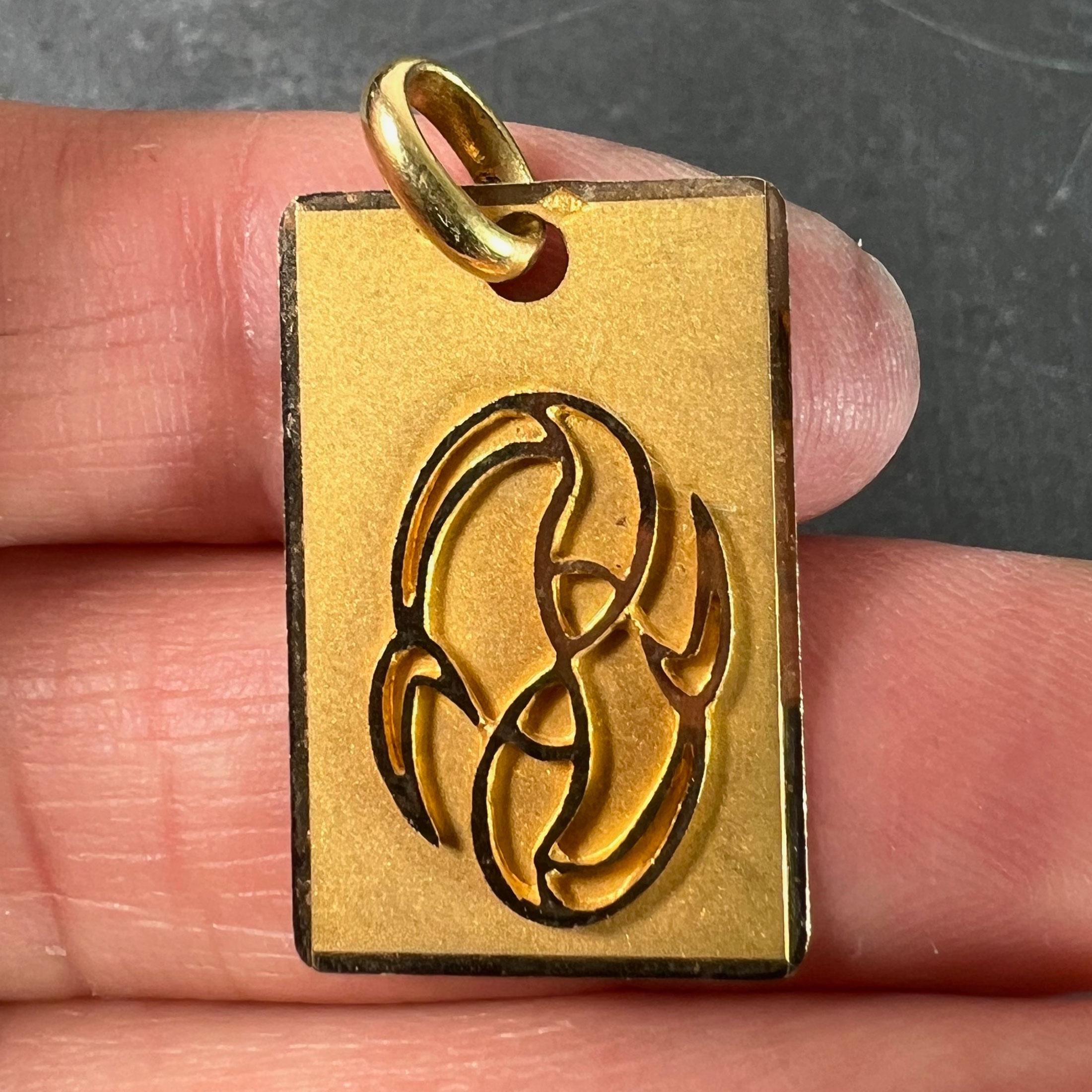 French Pisces Starsign Zodiac 18K Yellow Gold Charm Medal Pendant For Sale 1