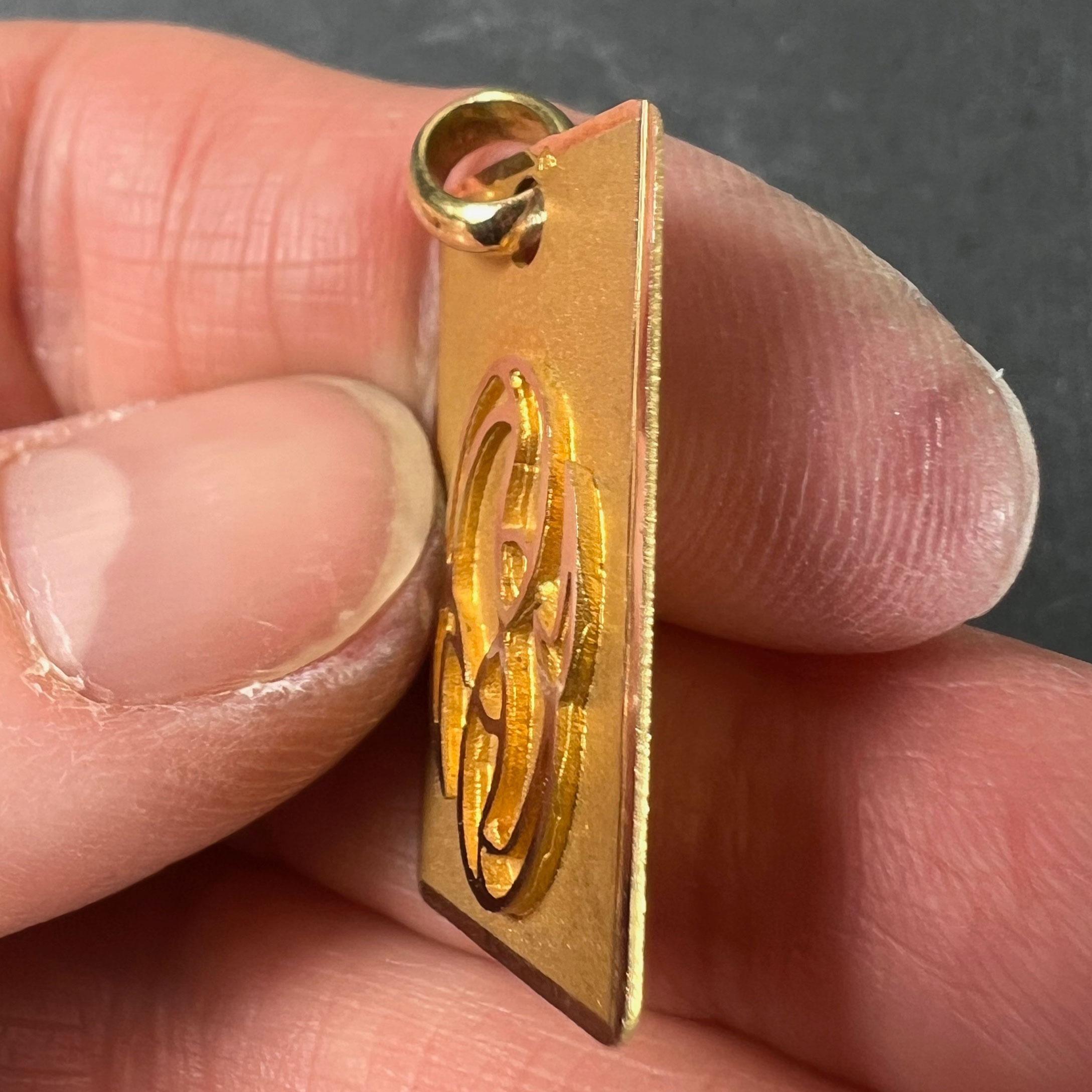 French Pisces Starsign Zodiac 18K Yellow Gold Charm Medal Pendant For Sale 3