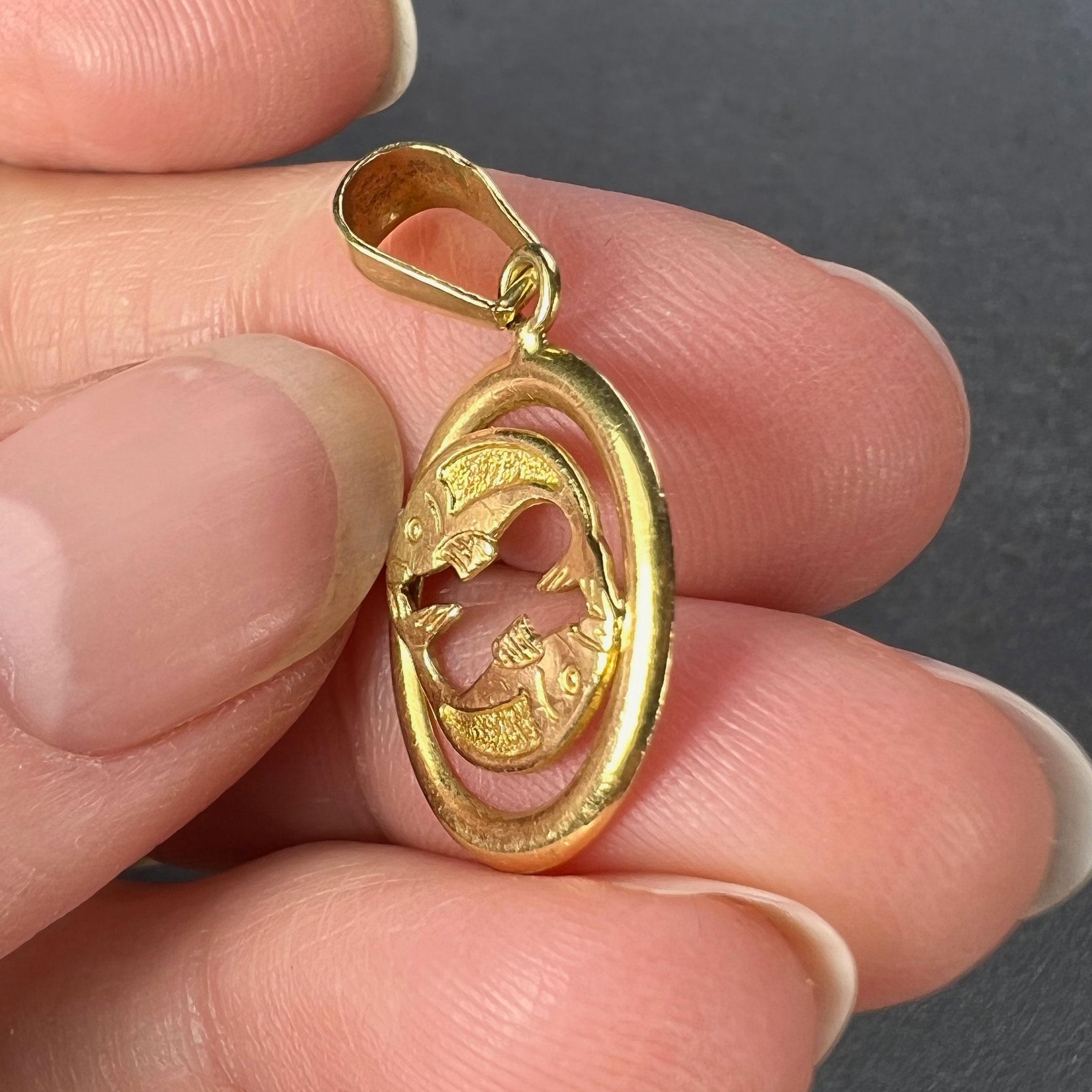 French Pisces Zodiac 18K Yellow Gold Charm Pendant In Good Condition In London, GB
