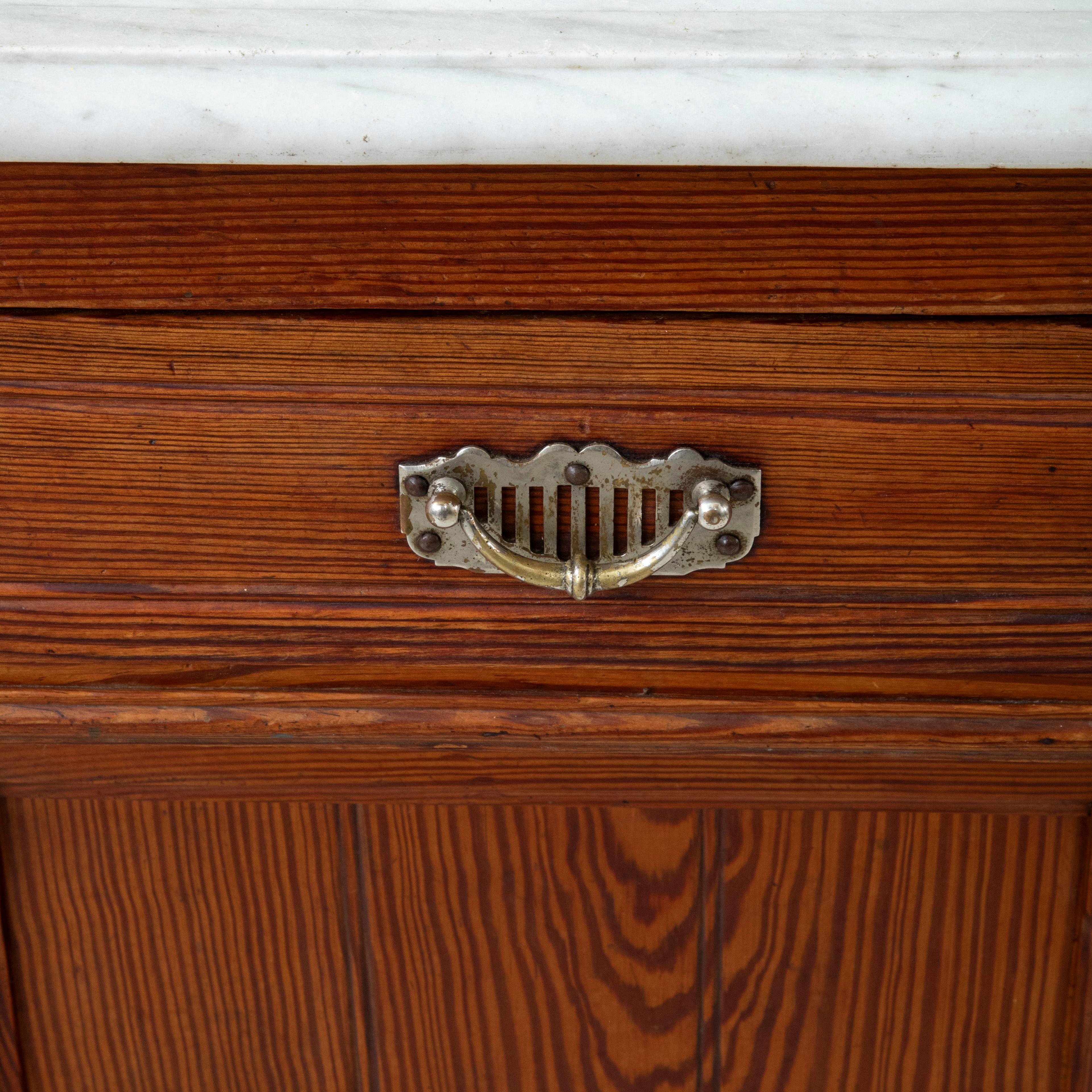 Table de toilette en pitch-pin français, Stand de lavage avec dessus en marbre blanc, circa 1900 en vente 5