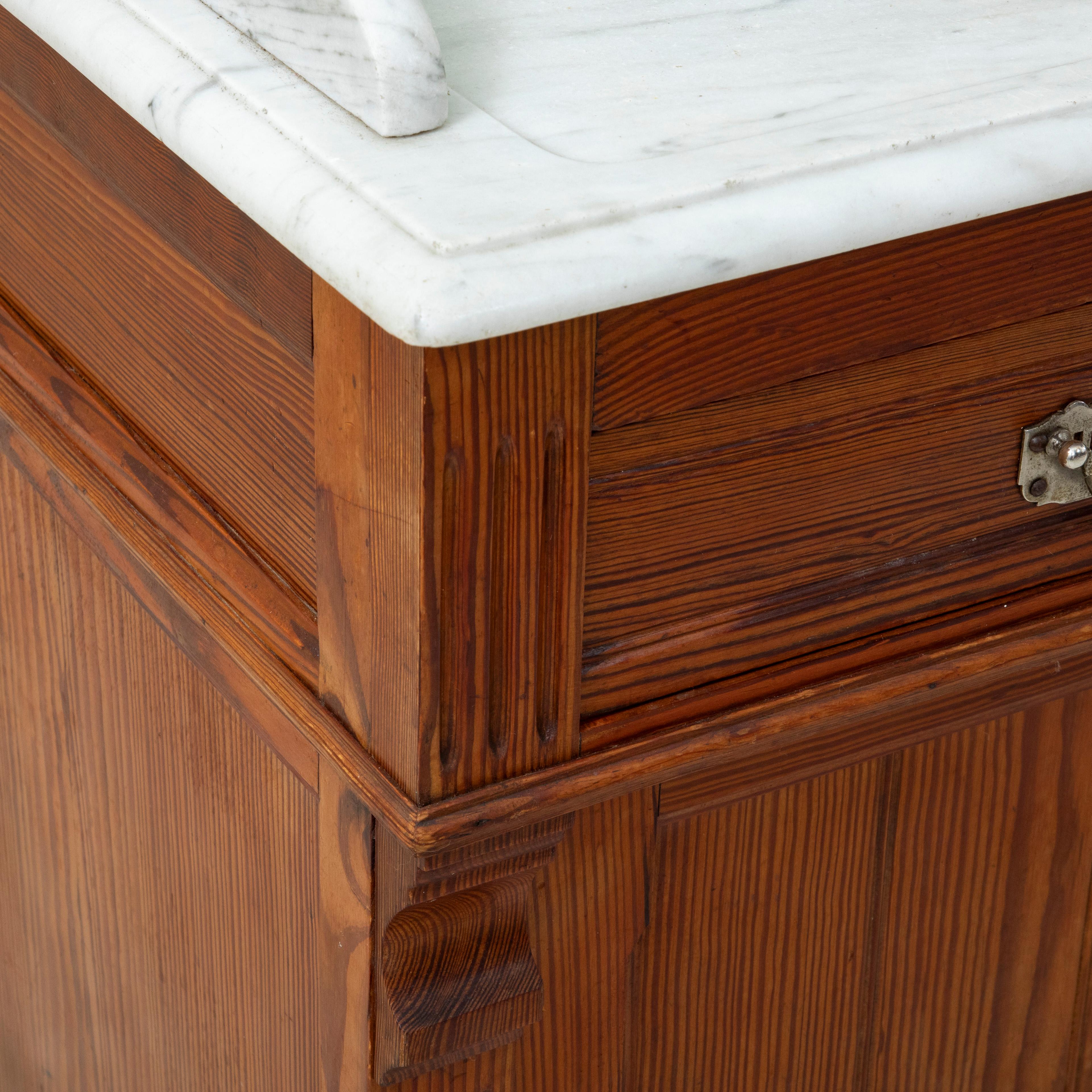 Table de toilette en pitch-pin français, Stand de lavage avec dessus en marbre blanc, circa 1900 en vente 9