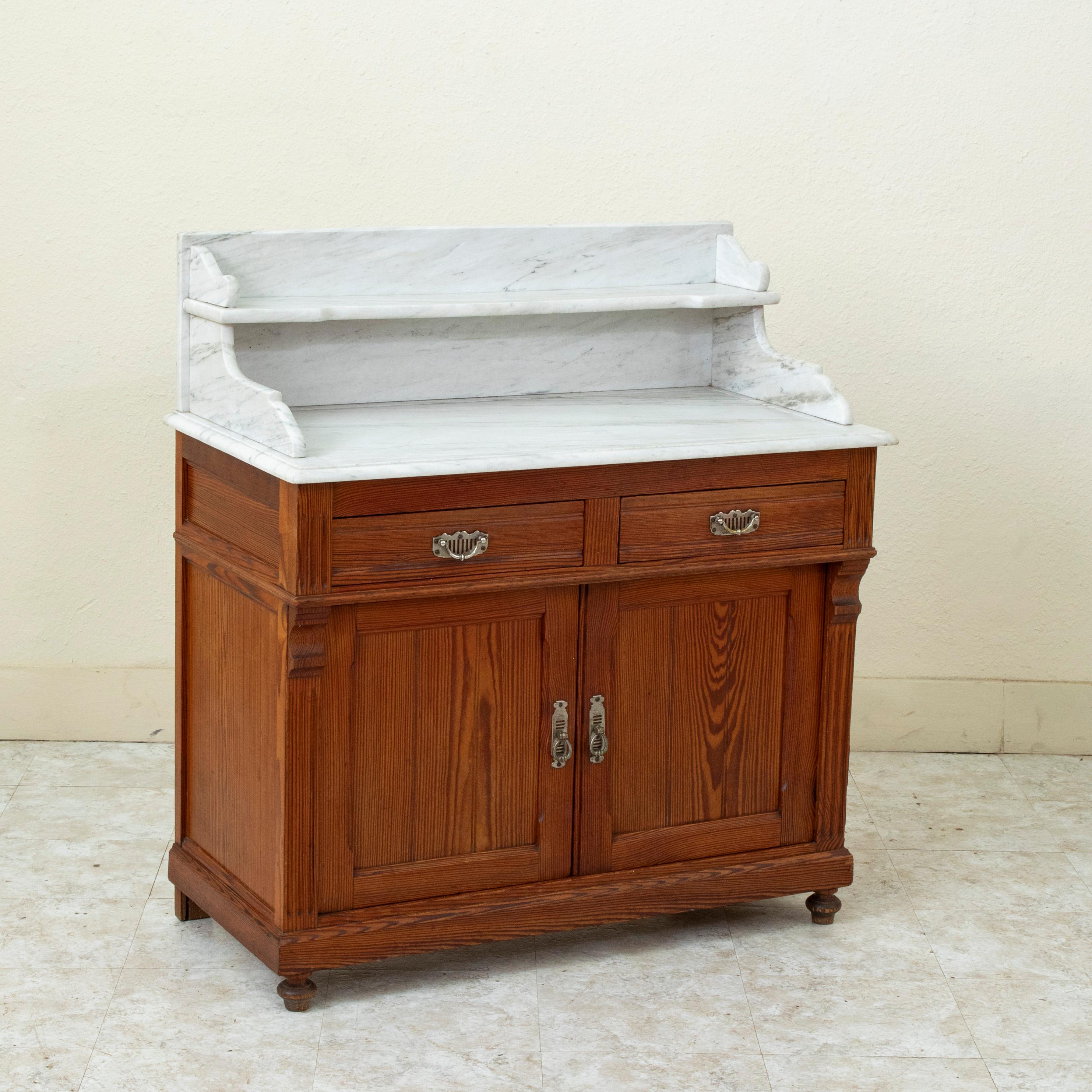 Français Table de toilette en pitch-pin français, Stand de lavage avec dessus en marbre blanc, circa 1900 en vente