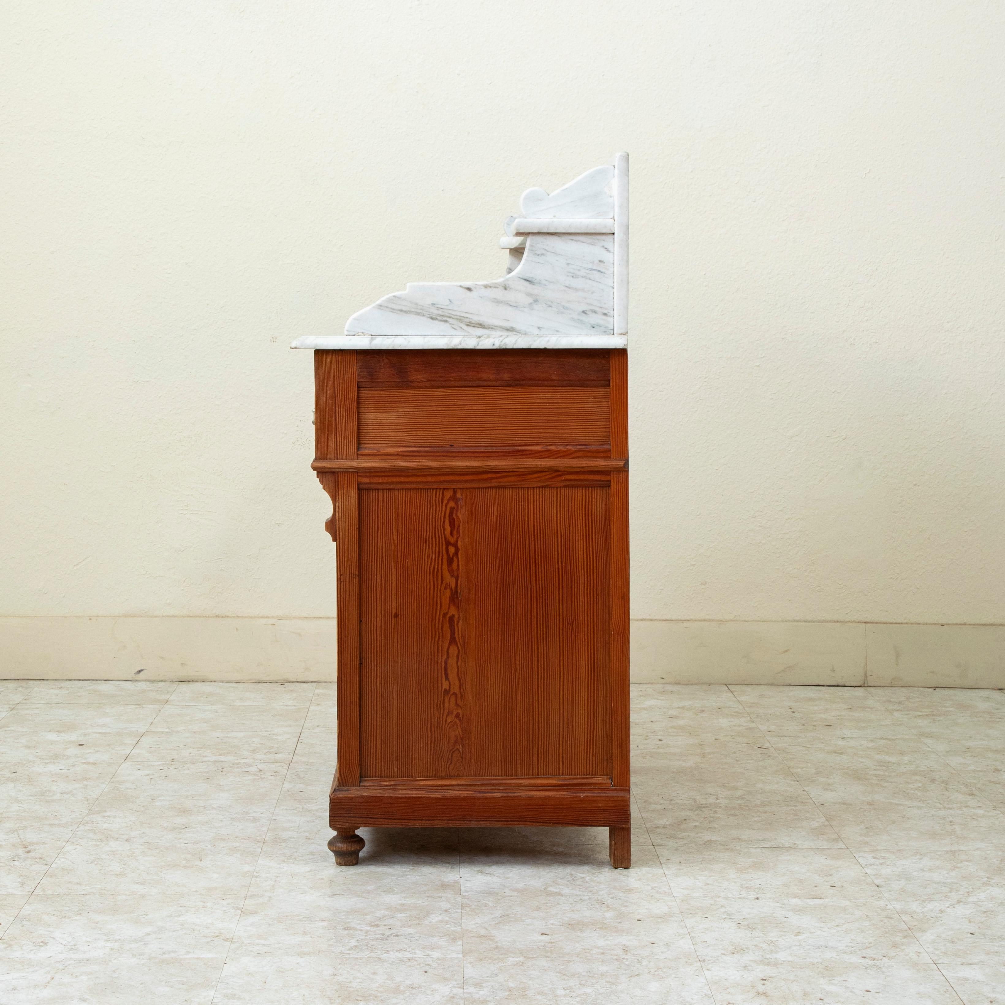 Table de toilette en pitch-pin français, Stand de lavage avec dessus en marbre blanc, circa 1900 Bon état - En vente à Fayetteville, AR