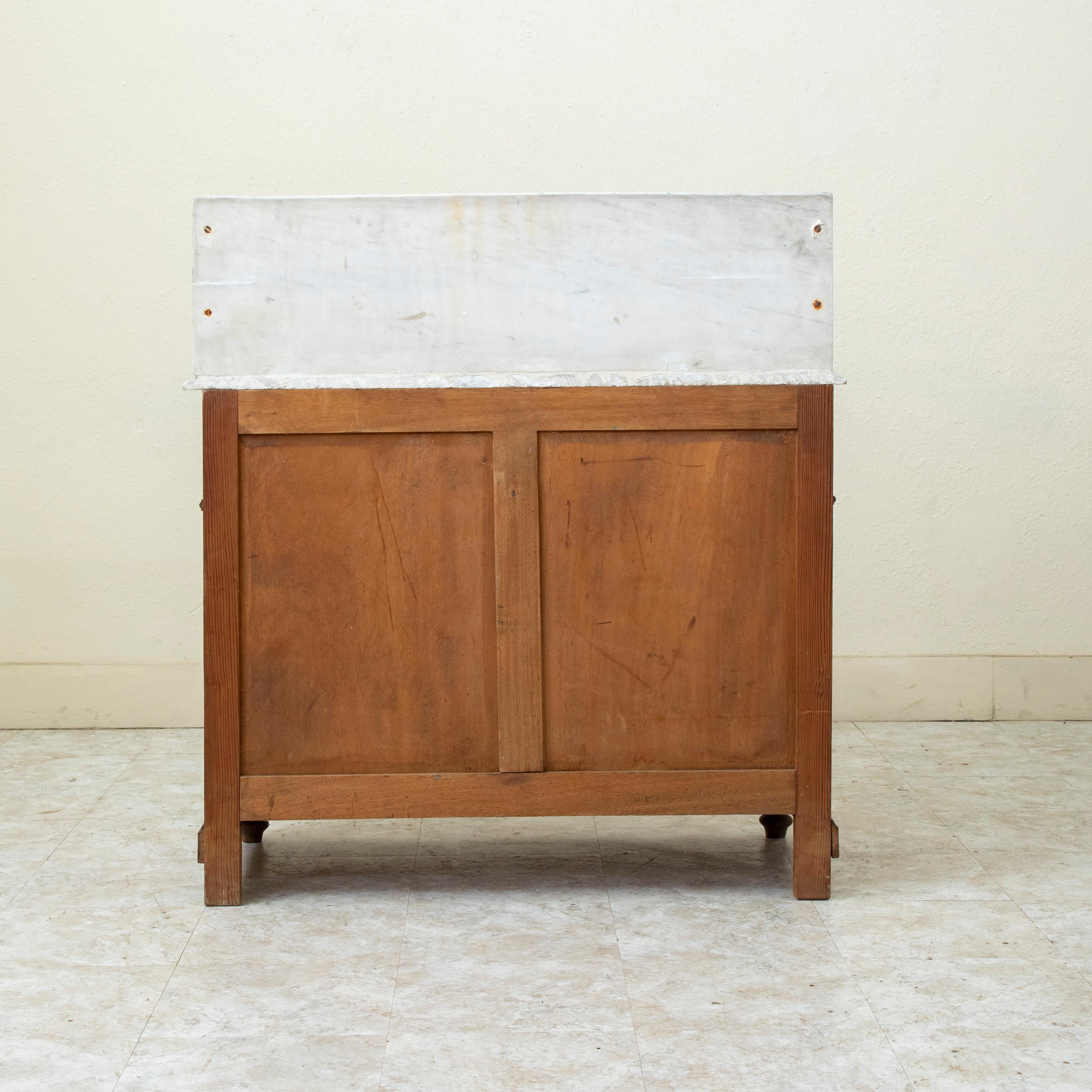 Début du 20ème siècle Table de toilette en pitch-pin français, Stand de lavage avec dessus en marbre blanc, circa 1900 en vente