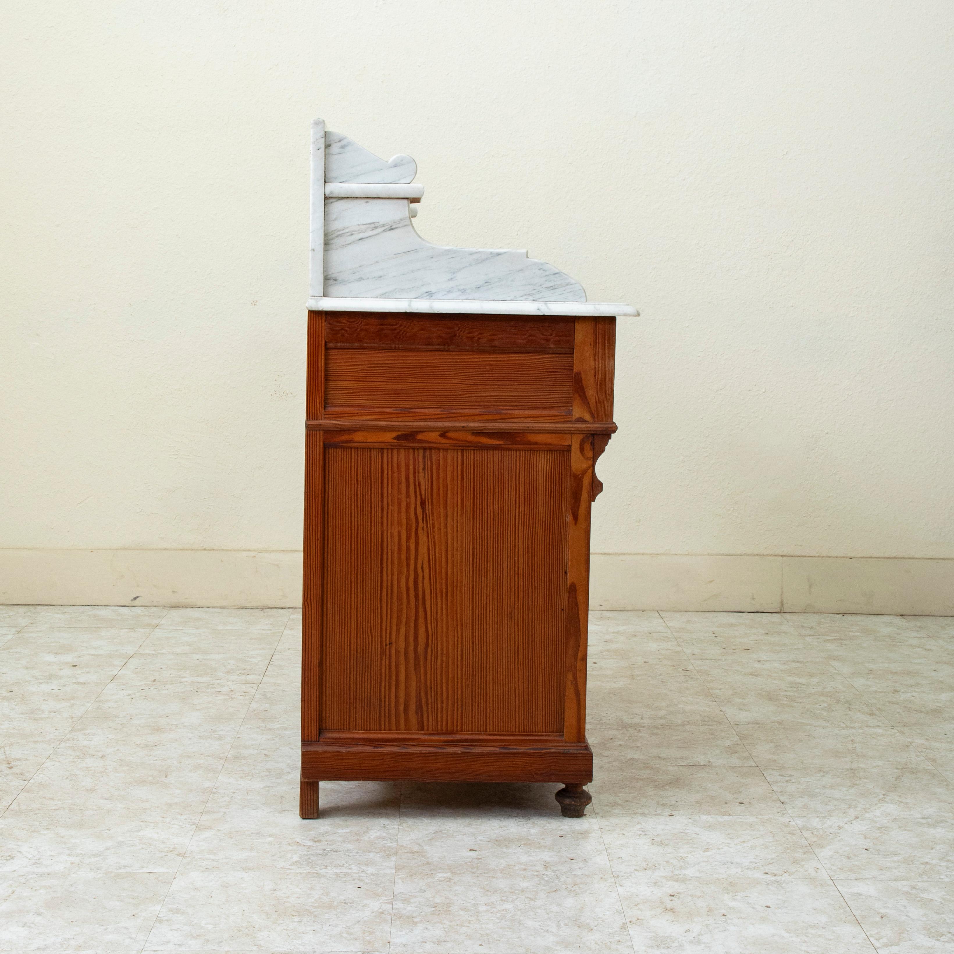 Pin Table de toilette en pitch-pin français, Stand de lavage avec dessus en marbre blanc, circa 1900 en vente