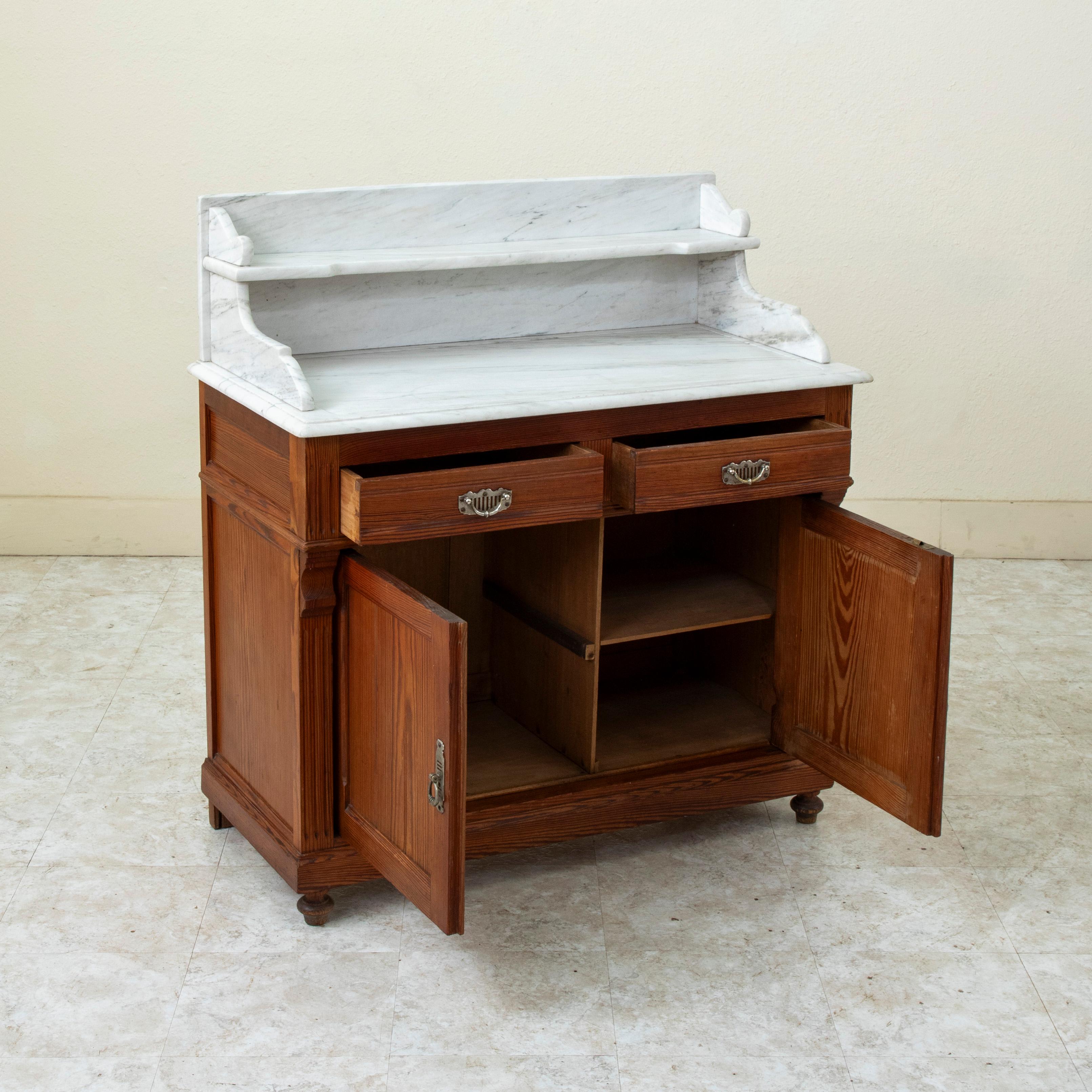Table de toilette en pitch-pin français, Stand de lavage avec dessus en marbre blanc, circa 1900 en vente 1