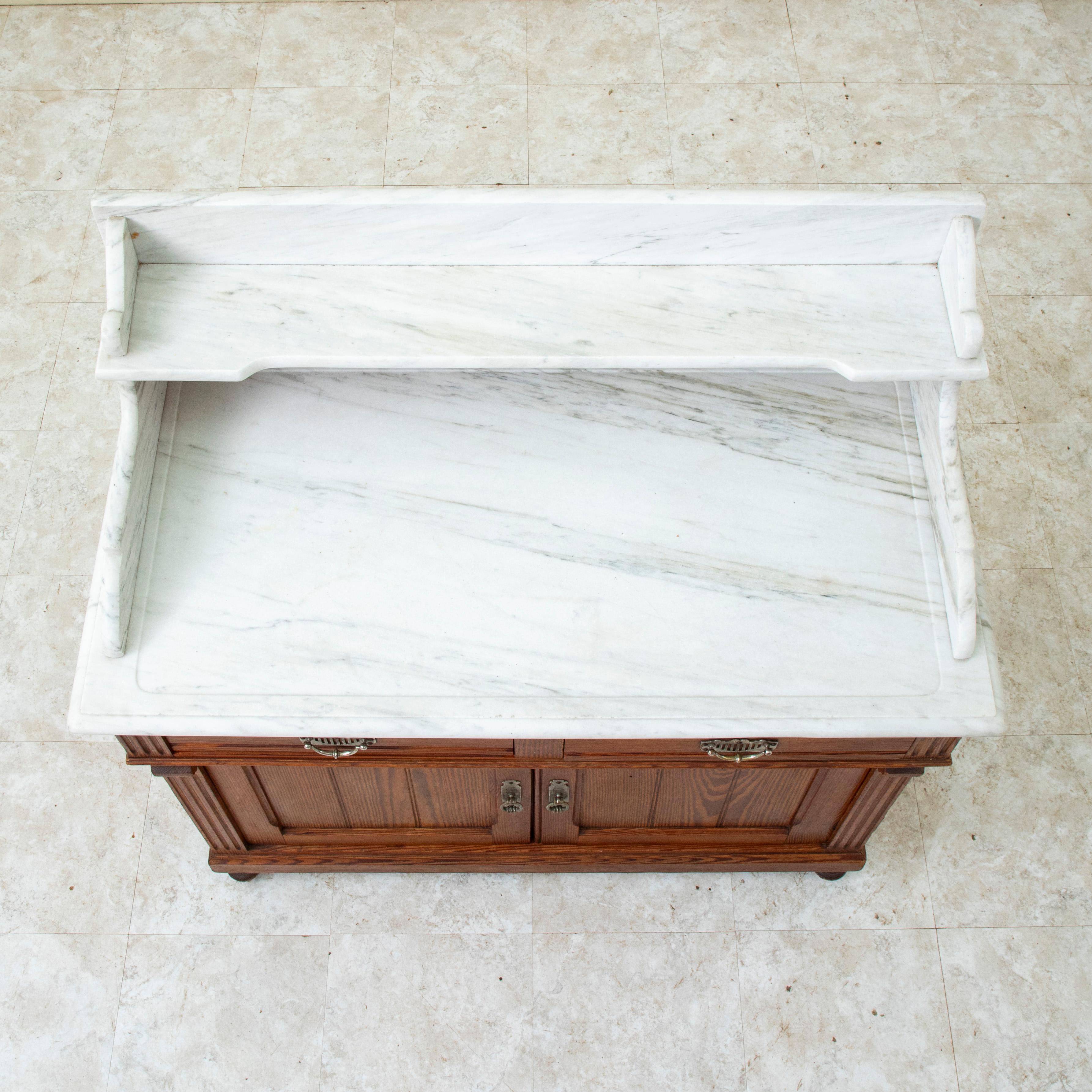 Table de toilette en pitch-pin français, Stand de lavage avec dessus en marbre blanc, circa 1900 en vente 3