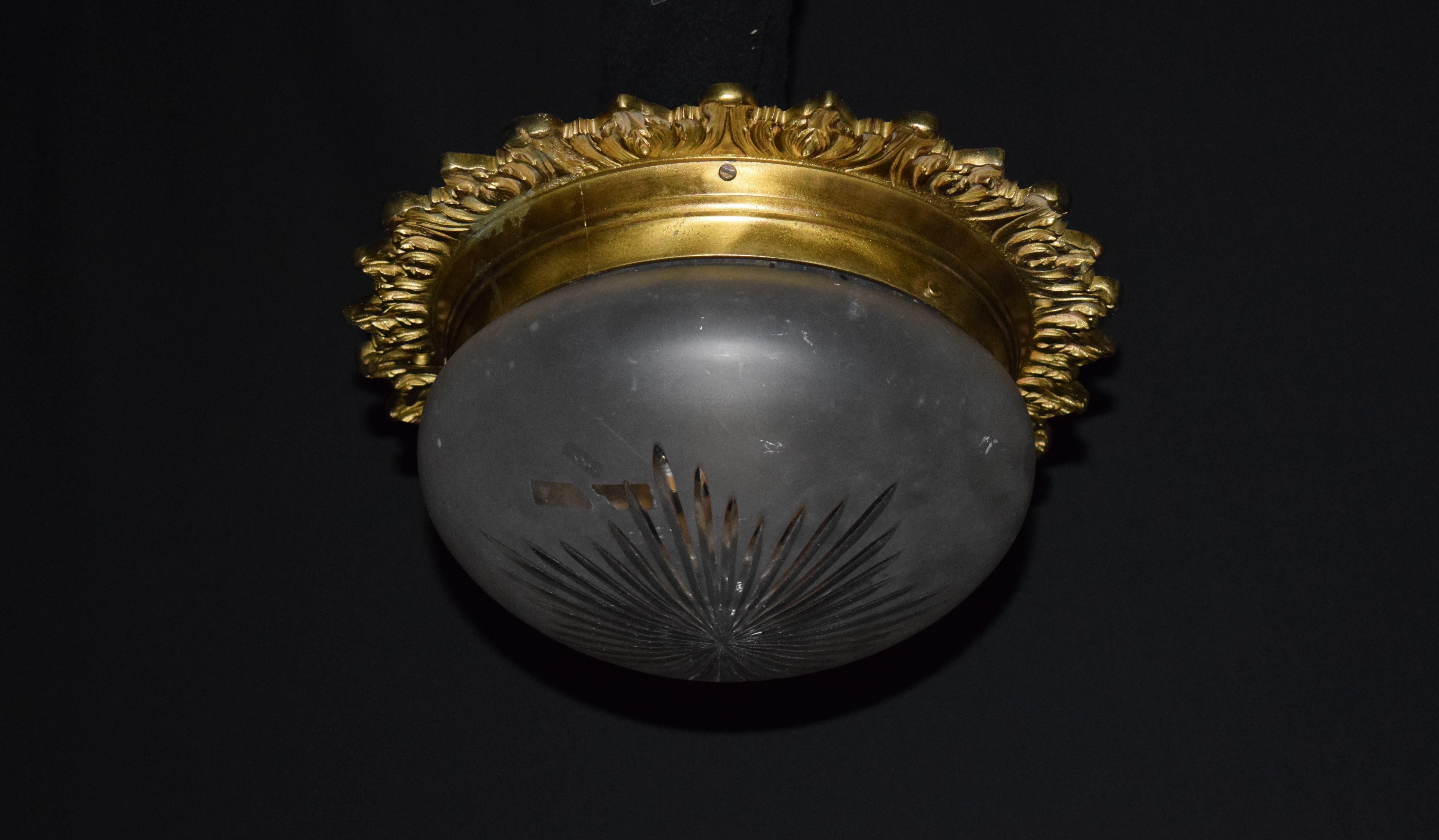Un raffinato pendente da incasso in bronzo dorato, con cupola tagliata a mano,
Francia, circa 1900.

Dimensioni: Altezza 7 1/2