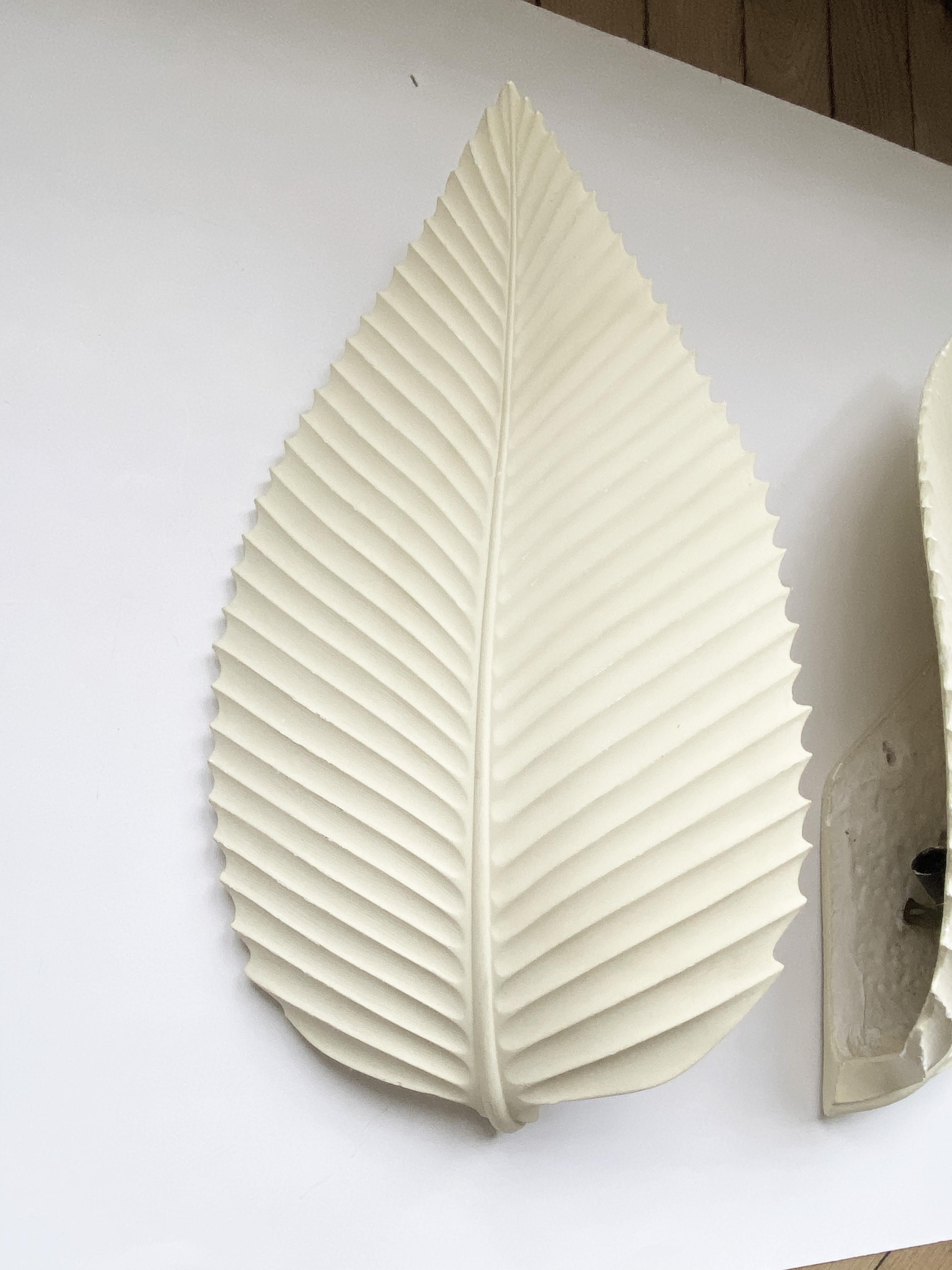 French Plaster Beech Leaf Sconce in the style of Atelier Sedap, 1990s, set of 2. In Good Condition In Lille, FR