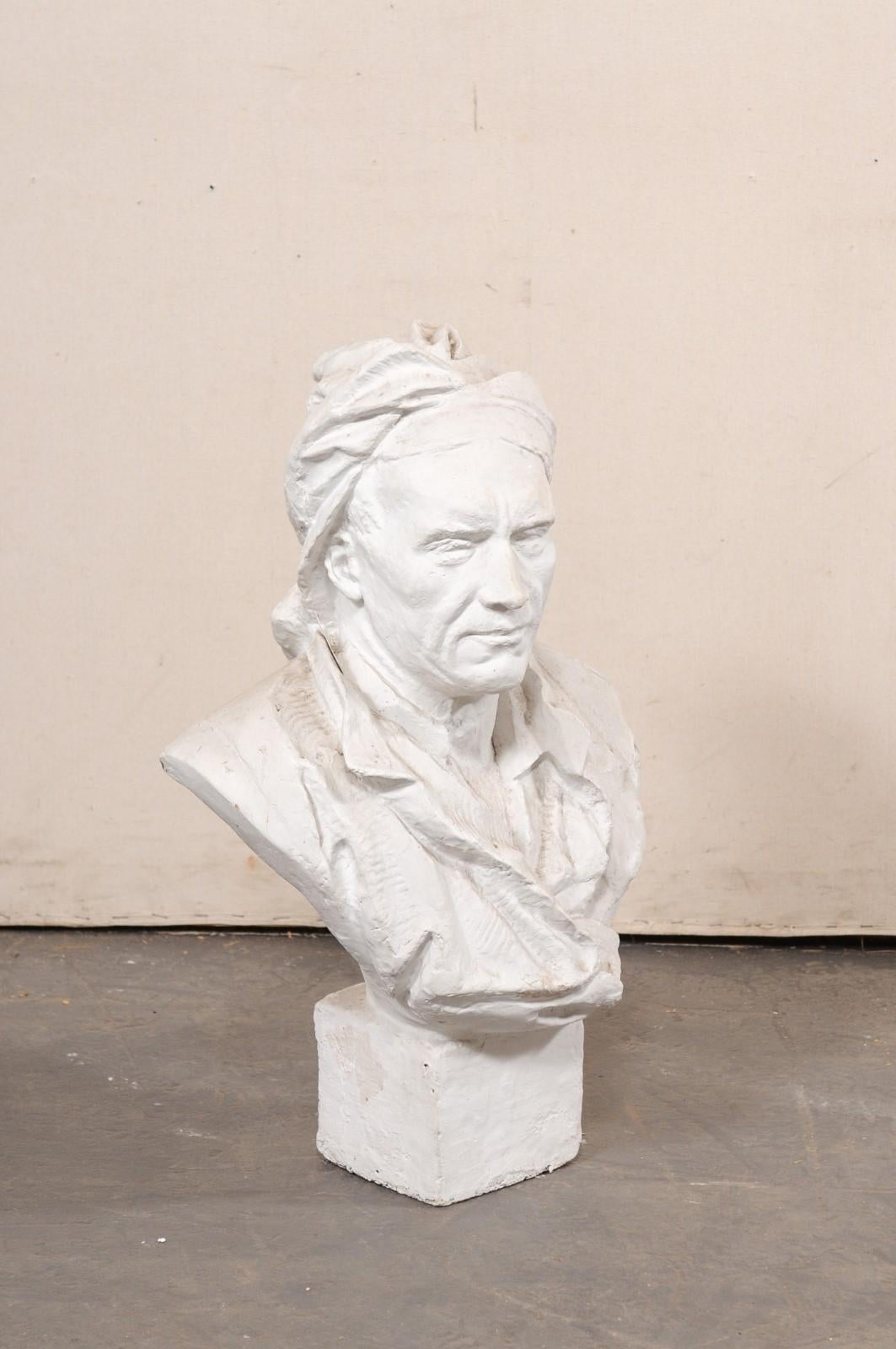 Un busto in gesso francese di Nicolas Coustou (1658-1733). Questo busto in gesso d'epoca proveniente dalla Francia, riproduzione di un famoso pezzo d'arte, fu originariamente scolpito da Guillaume Coustou I (1677-1746) di suo fratello maggiore e