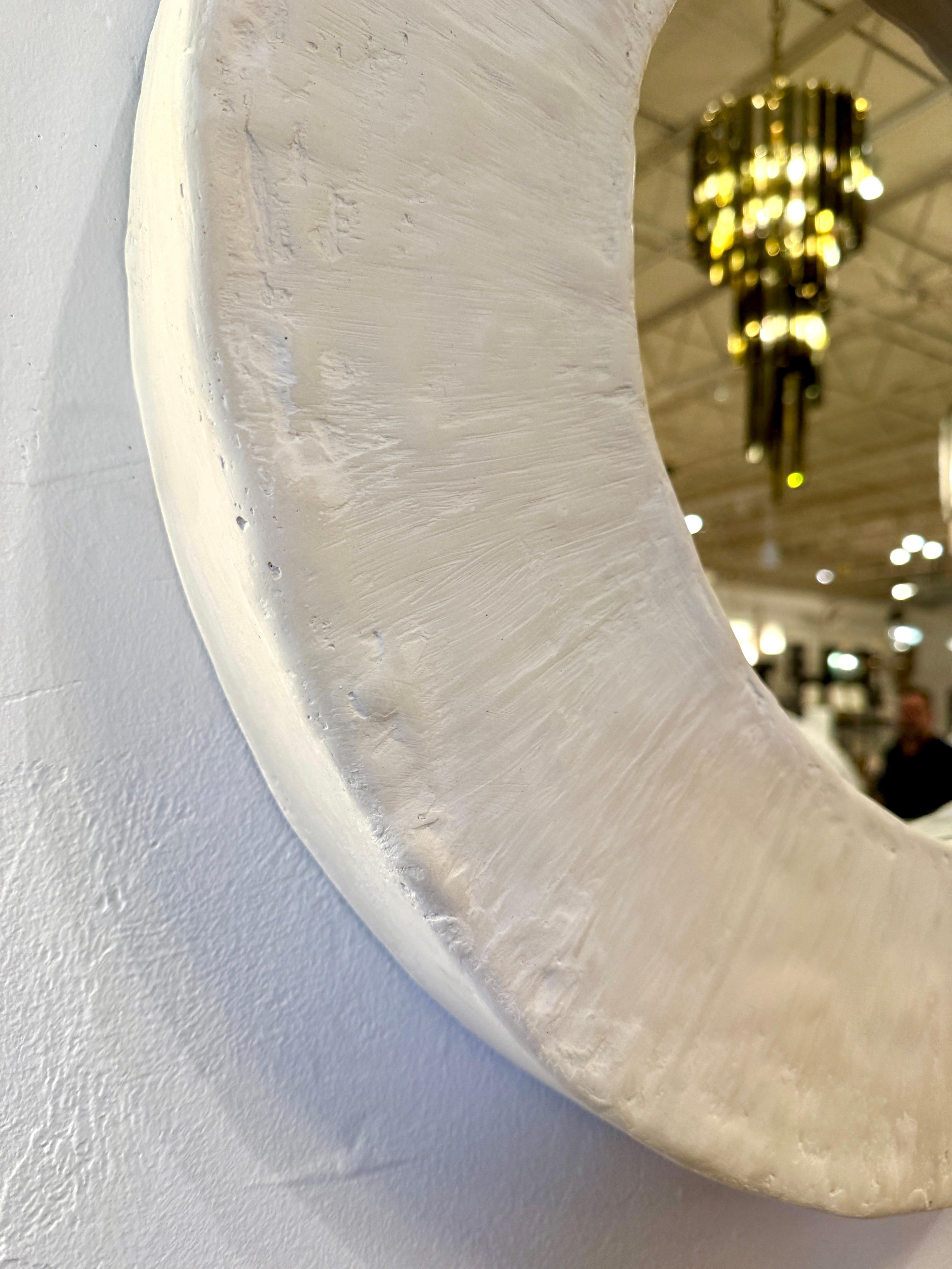 Specchio rotondo con texture pesante in gesso francese In condizioni buone in vendita a North Miami, FL
