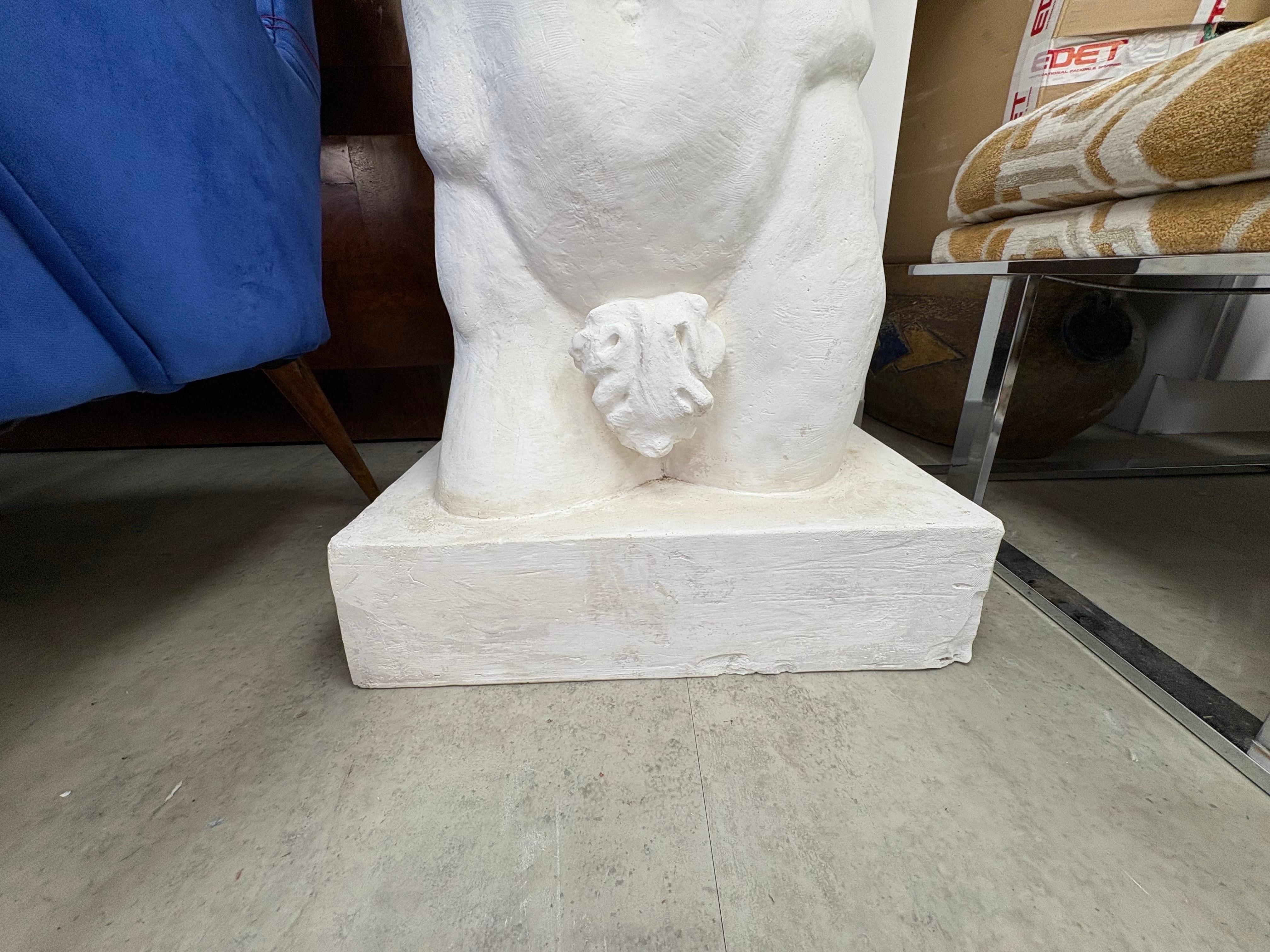 Torso maschile in gesso francese In condizioni buone in vendita a Houston, TX