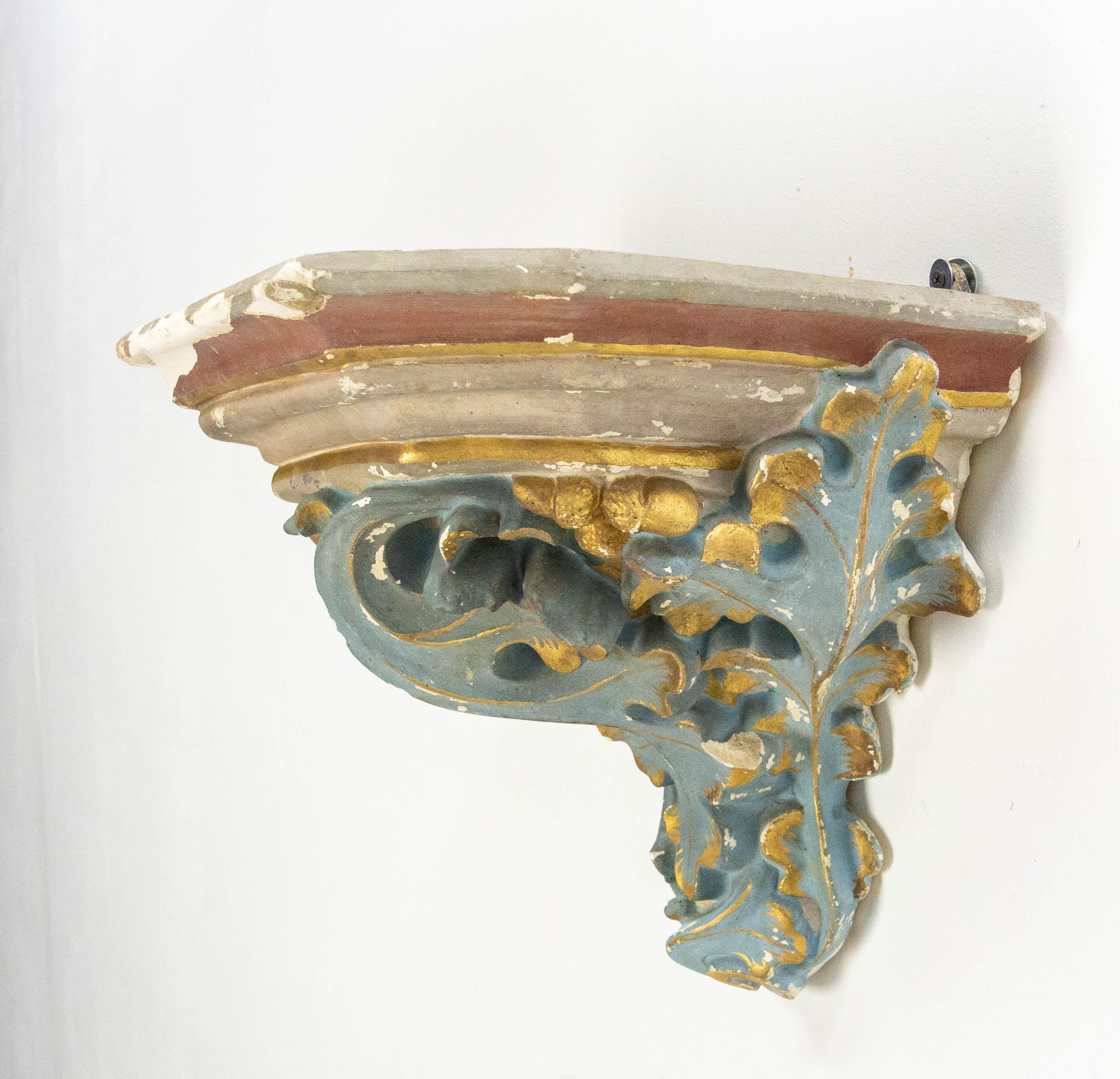 Auf diesem Gipssockel stand eine Statue.
Sie ist mit blauen und goldenen Akanthusblättern verziert.
Antike Patina mit Verlusten, die auf die Geschichte des Artikels hinweisen.
Es wurde im 19. Jahrhundert hergestellt.

Antiker Zustand, solide und