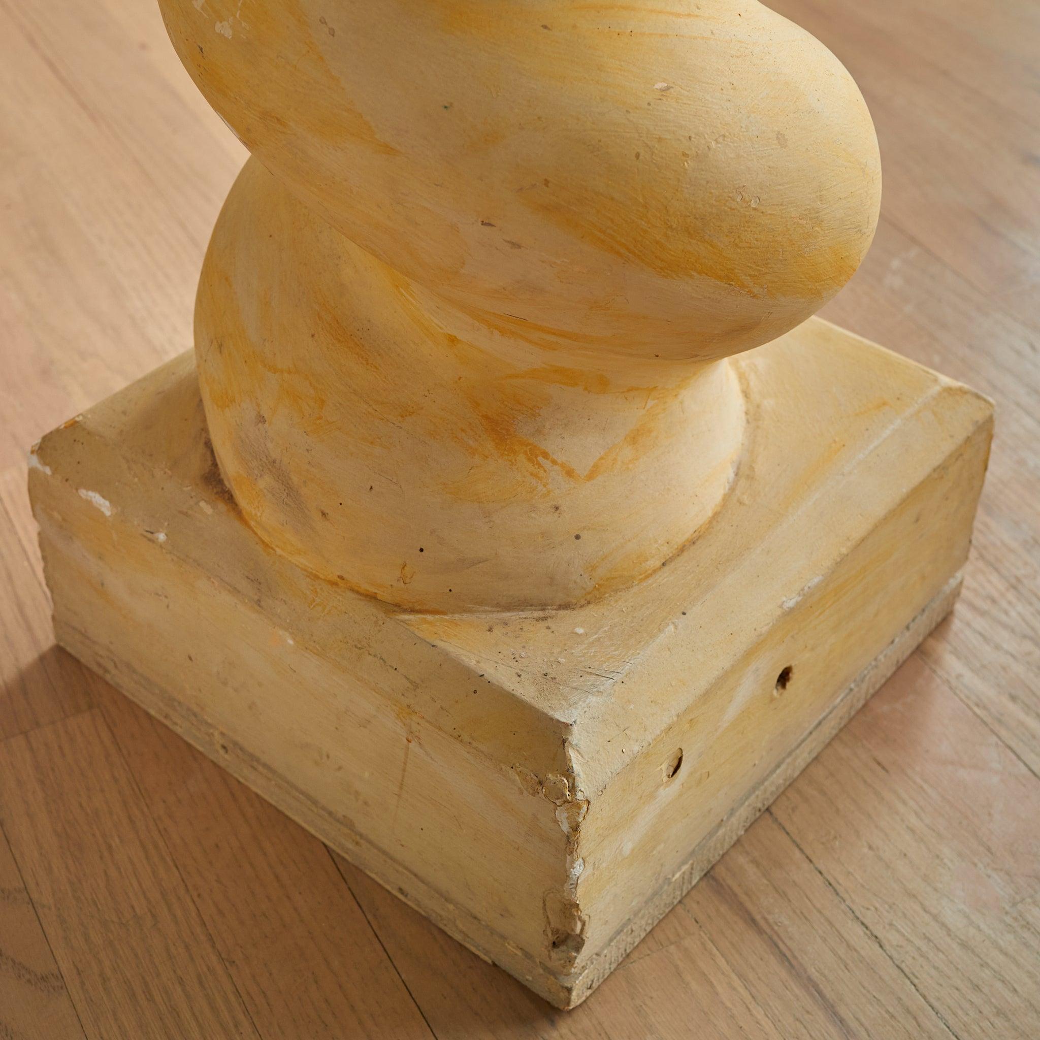 Français Colonne ou piédestal en spirale en plâtre français sur base en bois en vente