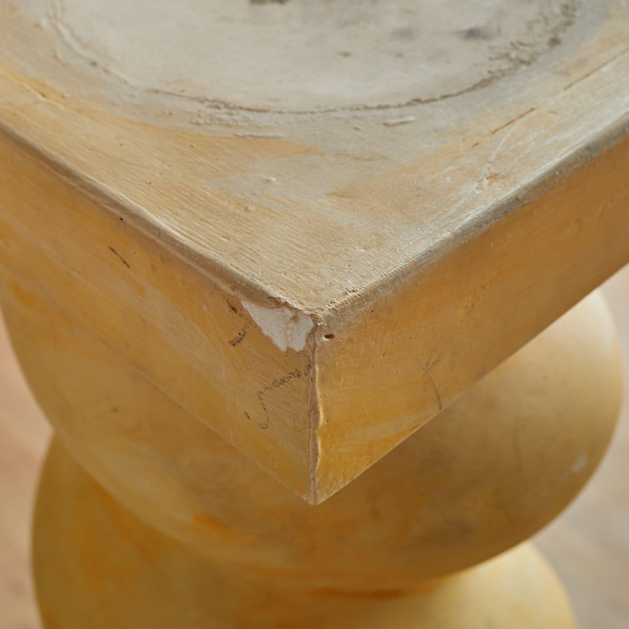 Colonne ou piédestal en spirale en plâtre français sur base en bois Bon état - En vente à Chicago, IL