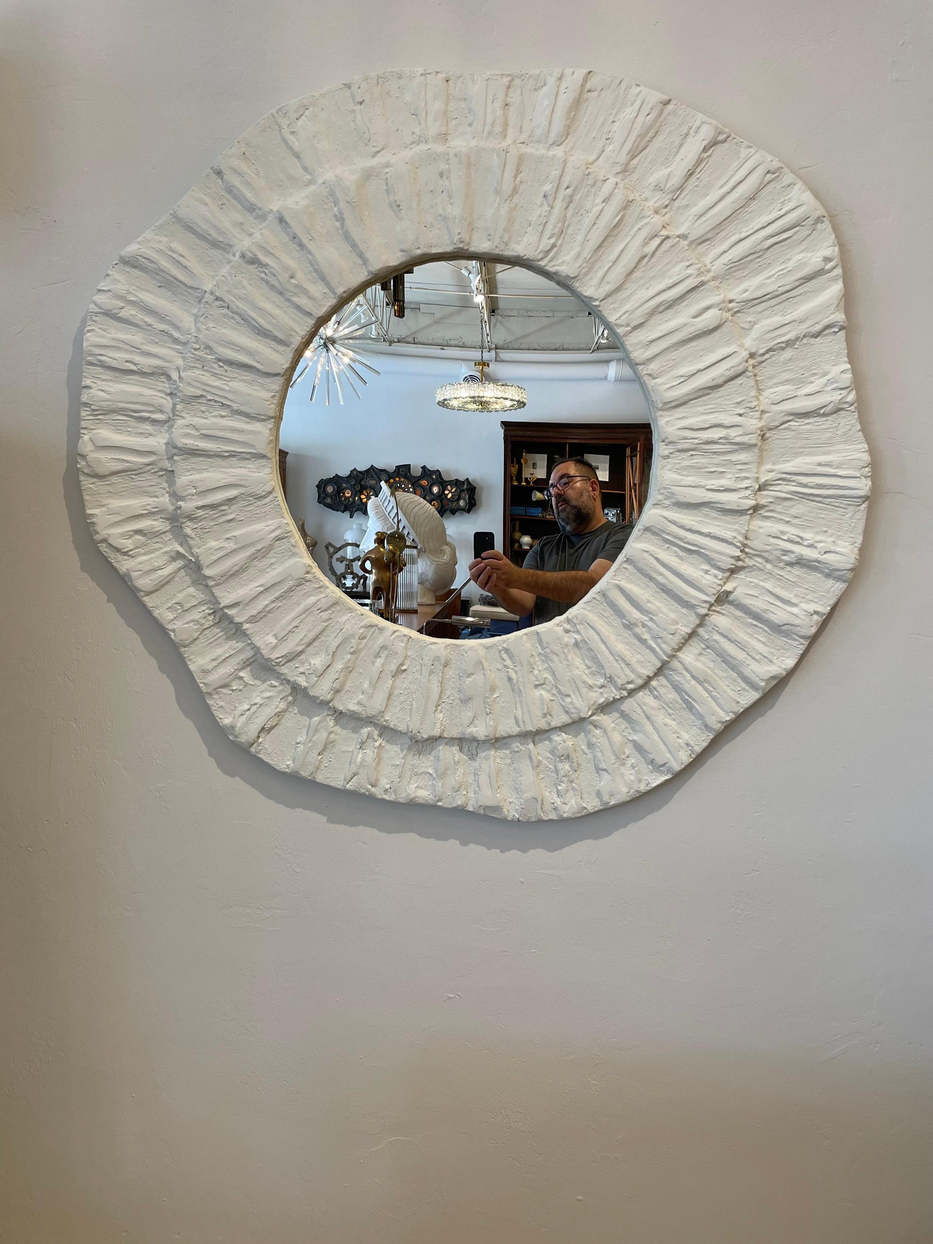 Miroir amorphe français en plâtre texturé en vente 5