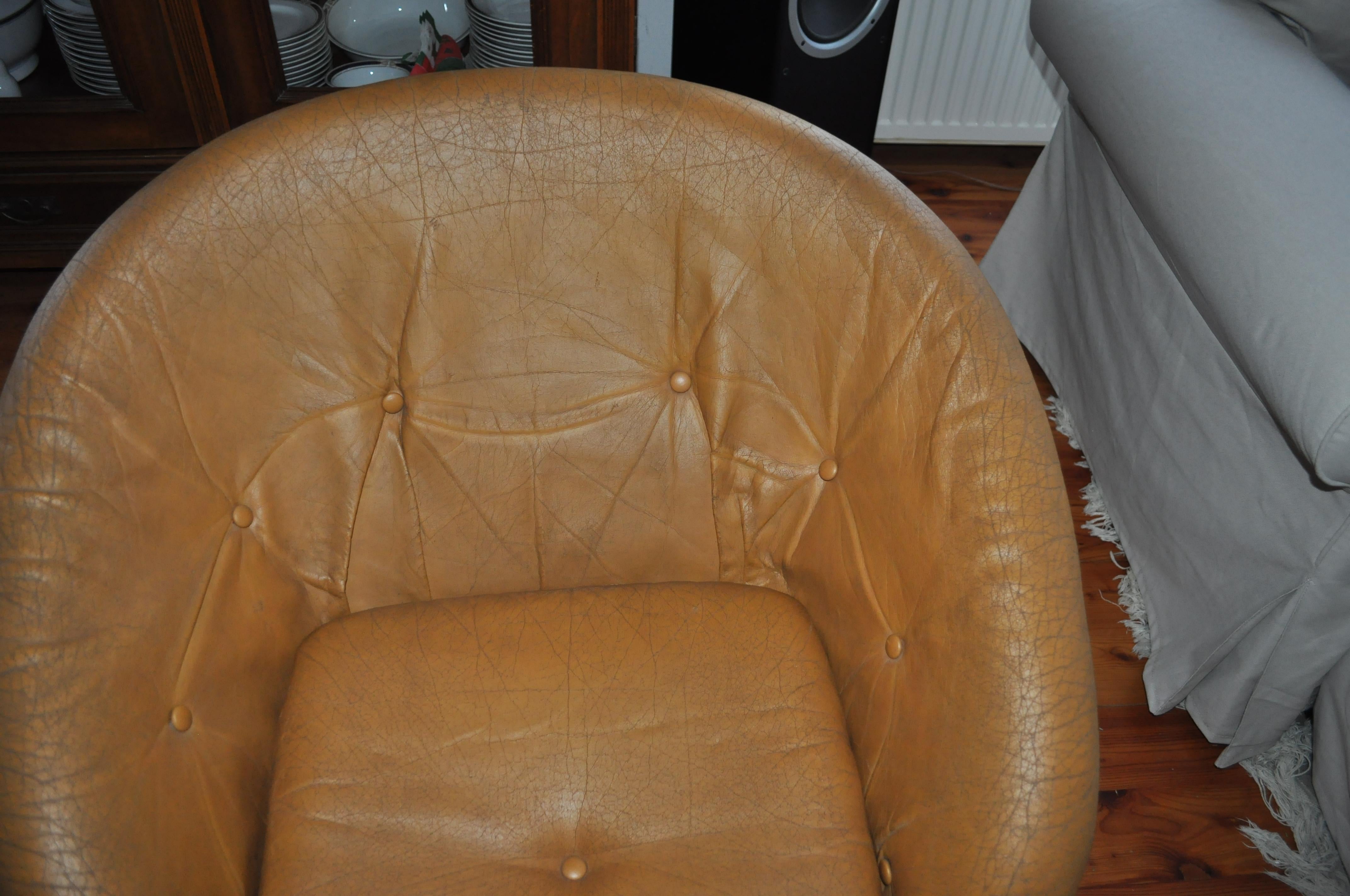 This ivory plastic club chair was designed by Raphael Raffel (Rafael), France, 1970s
Ivory fiberglass resin club chairs designed by Raphael Raffel (known as Raphaël), France, 1970s in tulip style. Original brown leatherette upholstery. Seat and