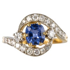 Bague tourbillonnante en or platine français:: saphir taille coussin et diamants