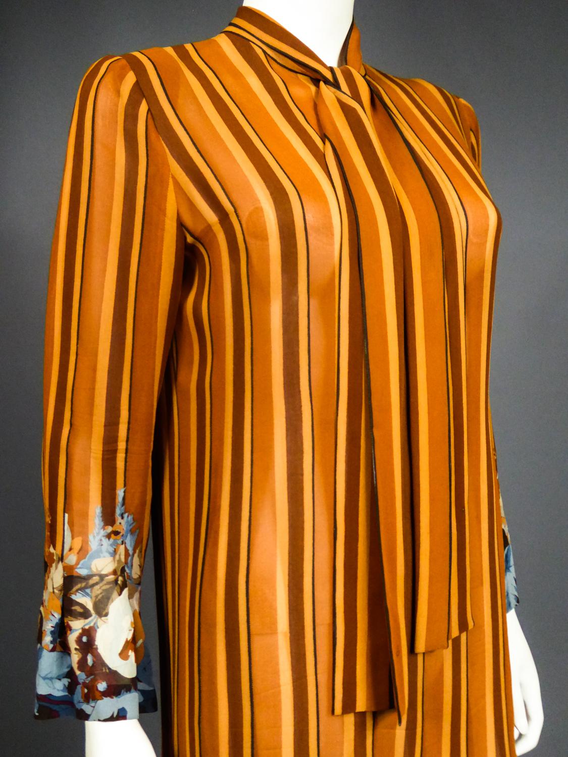 Robe en crêpe de soie imprimé plissée et plissée, circa 1970 en vente 5