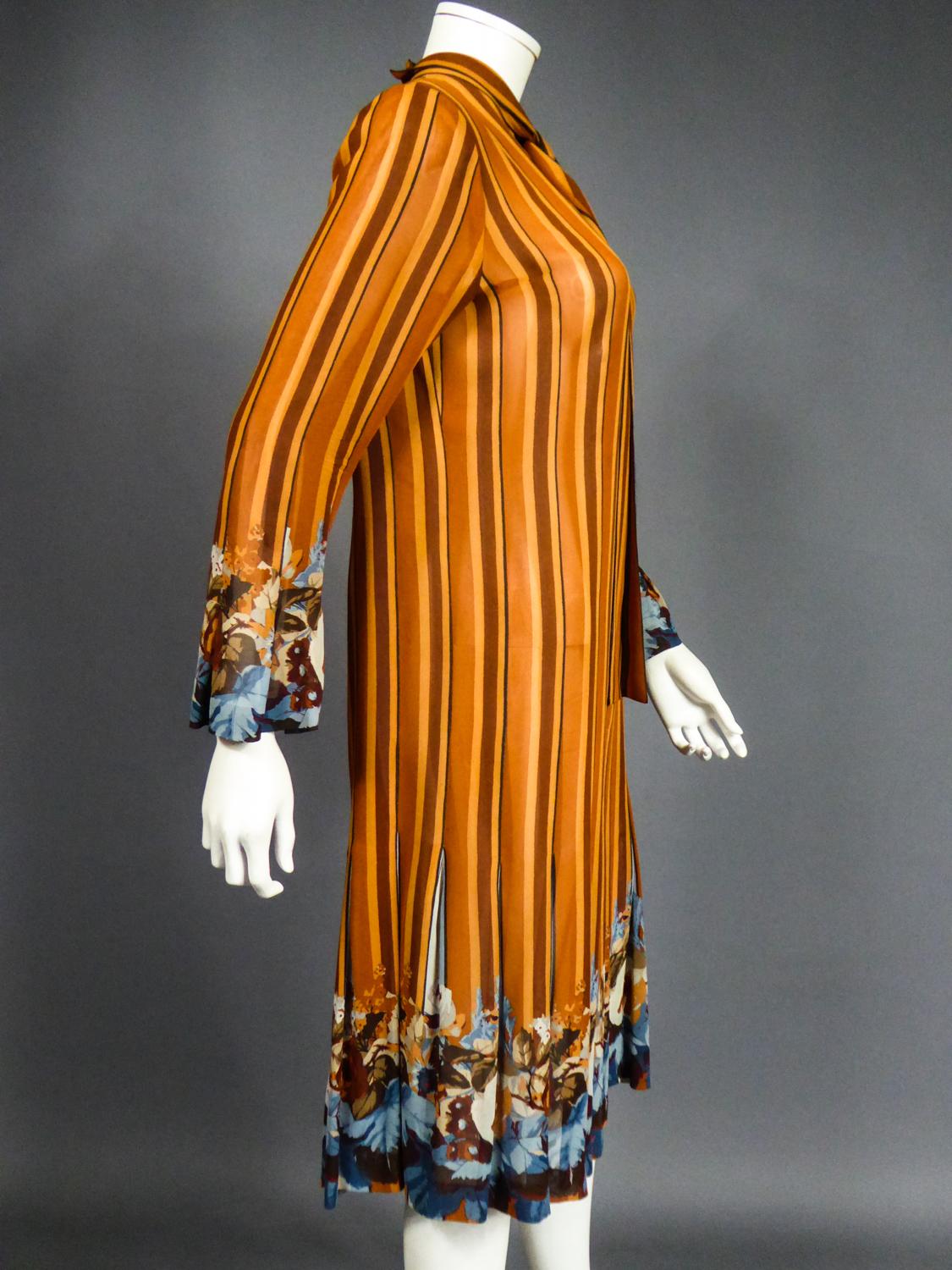 Robe en crêpe de soie imprimé plissée et plissée, circa 1970 en vente 7