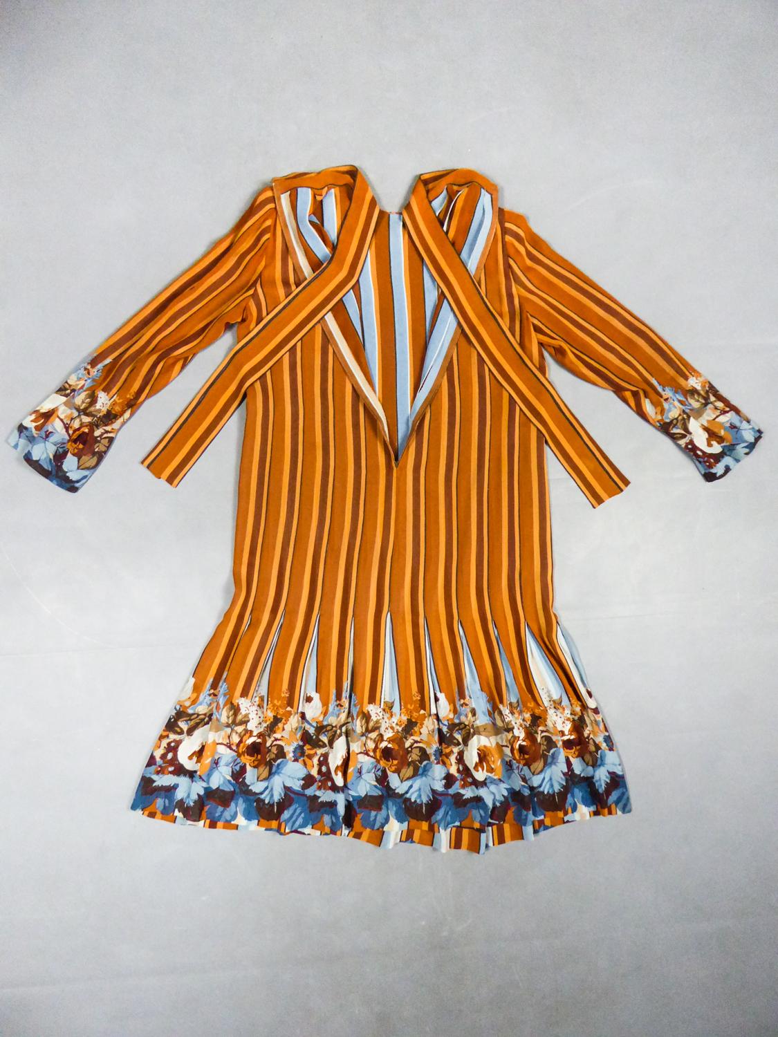 Circa 1970
France

Elegant timeless dress in printed silk crepe by an anonymous French designer dating from the 1970s. Straight dress with long sleeve and a crew-neck with long tabs to tie. Amazing work of seams folded into strips inside the dress