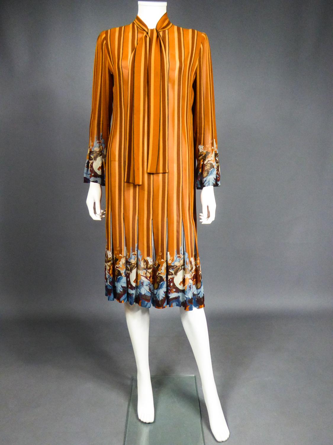 A French Pleated Printed Silk Crepe Dress Circa 1970 In Good Condition For Sale In Toulon, FR