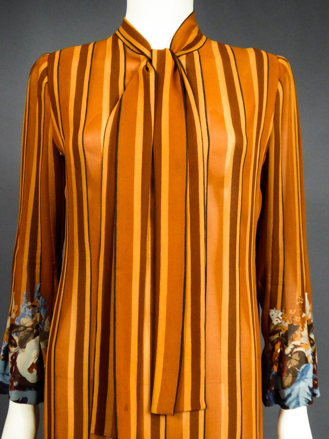 Plissee-Kleid aus bedrucktem Seidenkrepp mit Plissee um 1970 für Damen oder Herren im Angebot