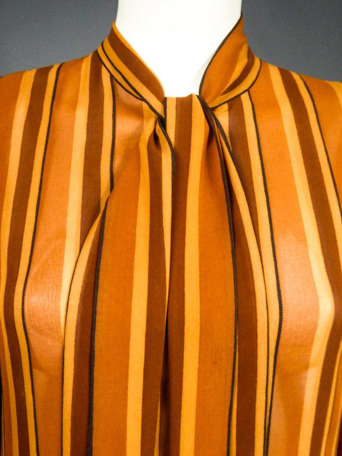 Plissee-Kleid aus bedrucktem Seidenkrepp mit Plissee um 1970 im Angebot 1