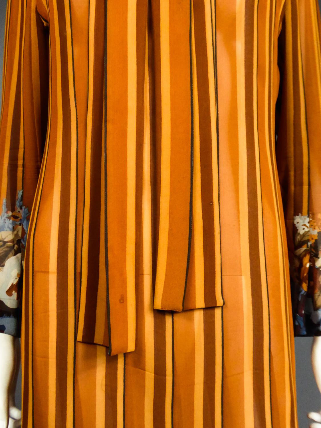Plissee-Kleid aus bedrucktem Seidenkrepp mit Plissee um 1970 im Angebot 2