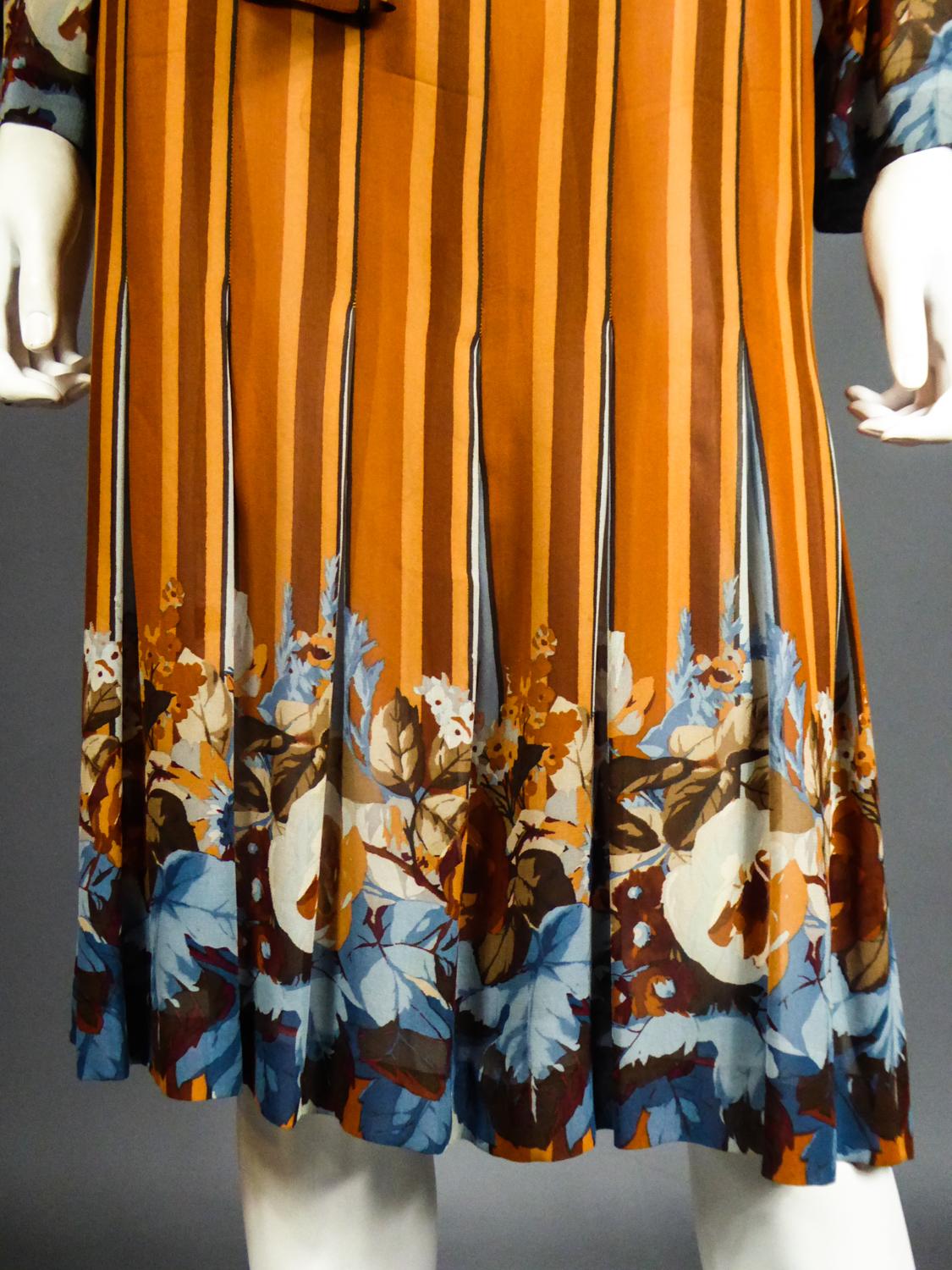 Robe en crêpe de soie imprimé plissée et plissée, circa 1970 en vente 3