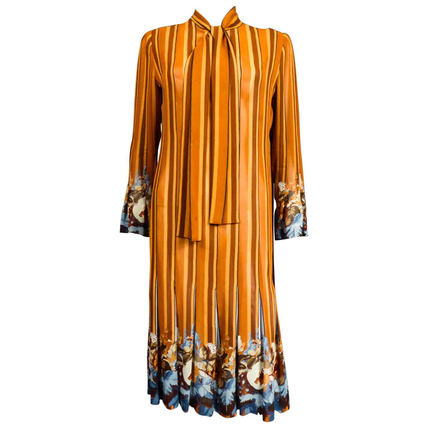 Plissee-Kleid aus bedrucktem Seidenkrepp mit Plissee um 1970