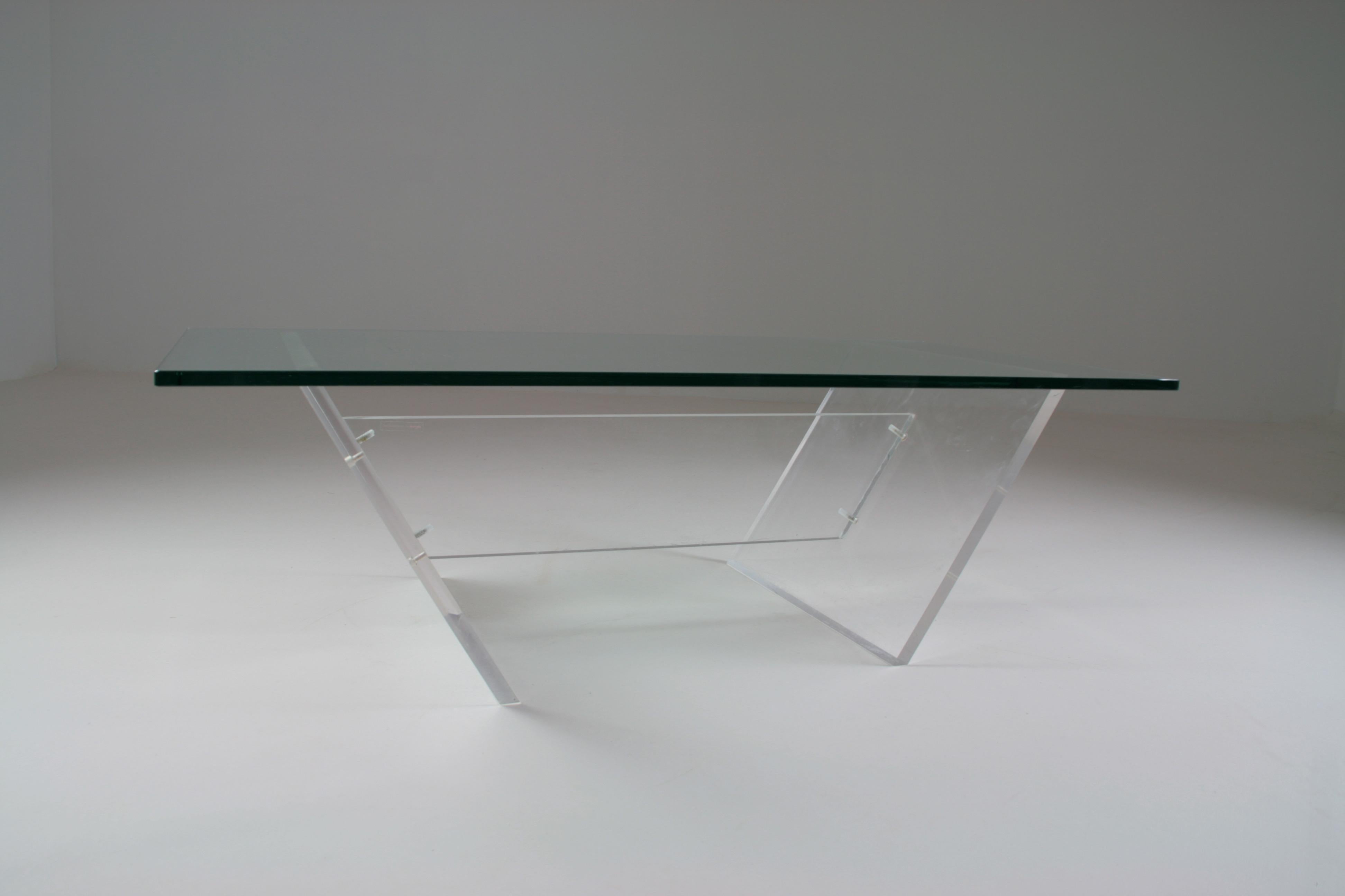 Coffee table with Plexiglas base and 1cm thick glass top. Stamp 