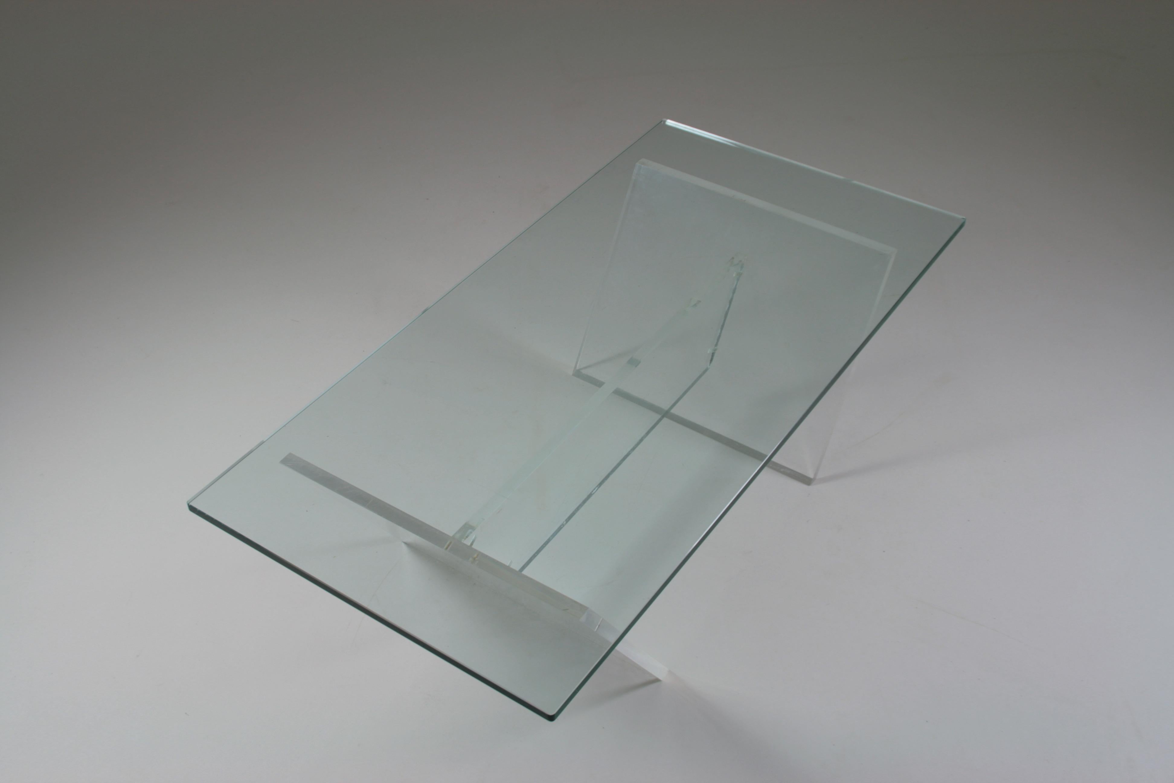 French Plexiglass and Glass Coffee Table, 1980s For Sale 1